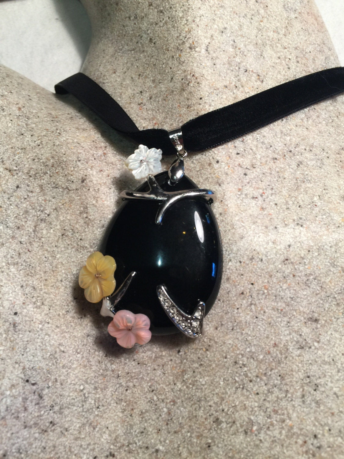 Vintage Genuine Mother of Pearl Flowers 925 Sterling Silver Black Onyx Dangle Pendant Necklace Pendant