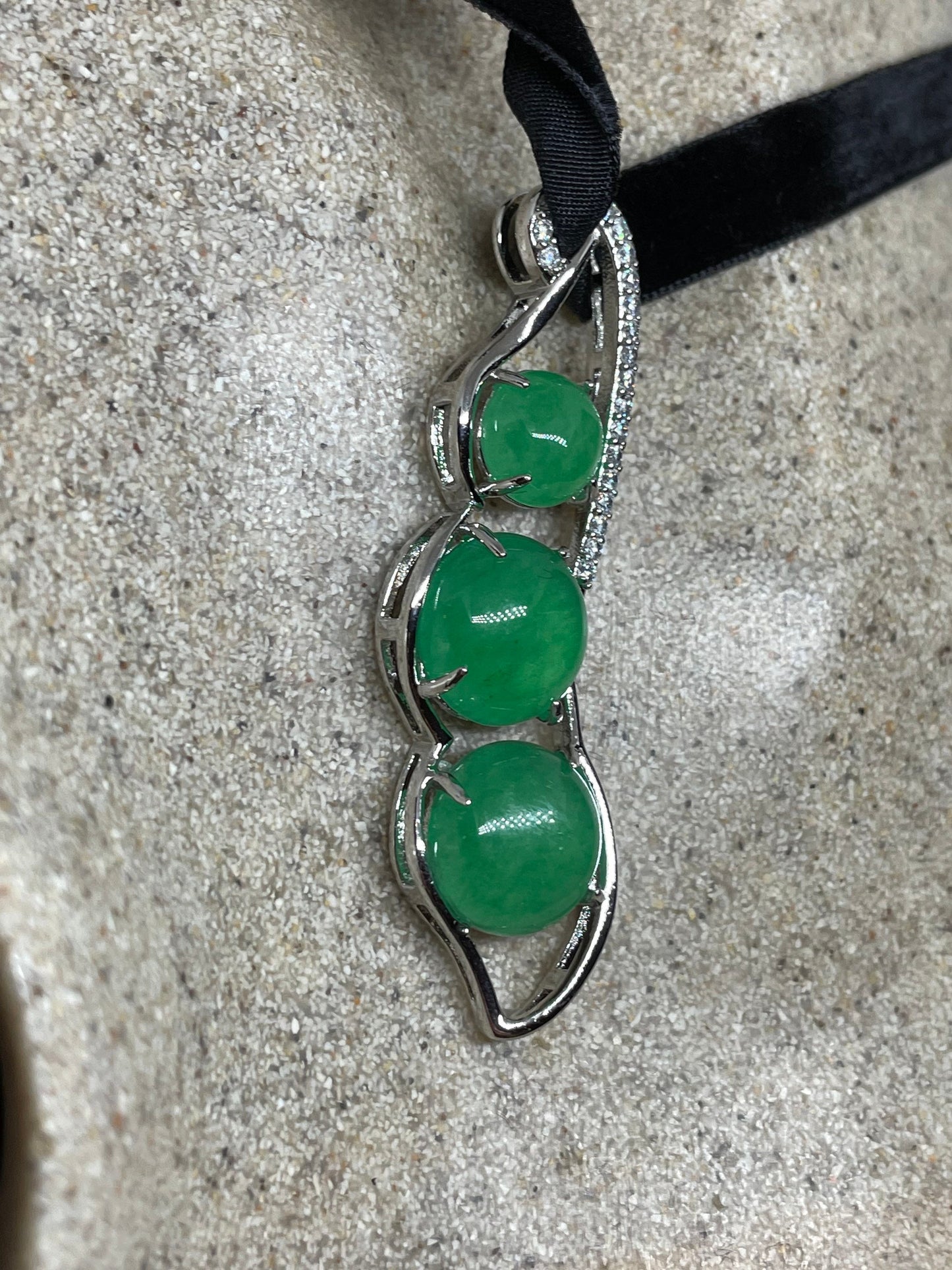 Vintage Green Jade Pea pod Choker Silver Finish Necklace Pendant