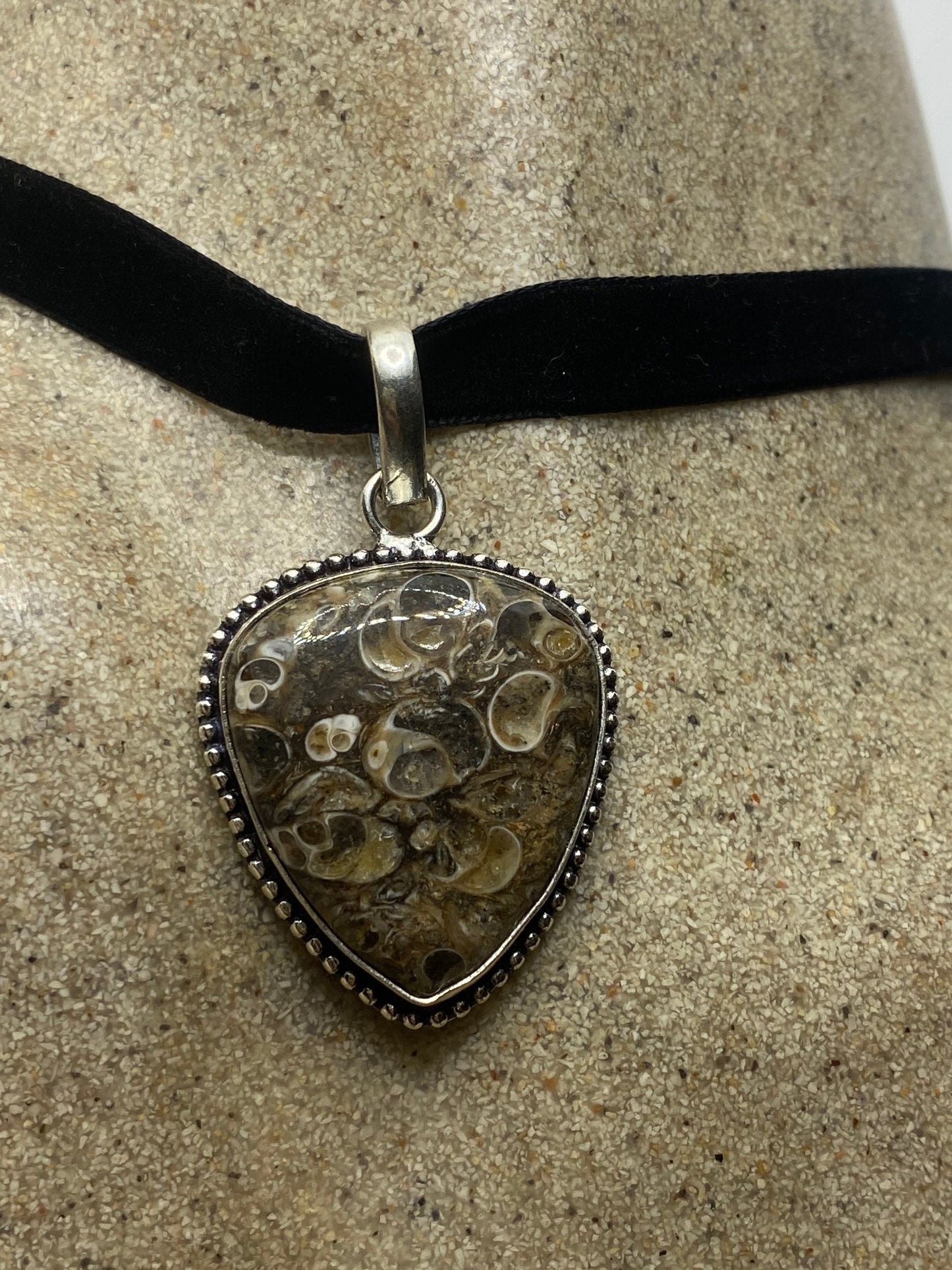 Vintage Handmade Genuine Fossil agate Choker Pendant Necklace
