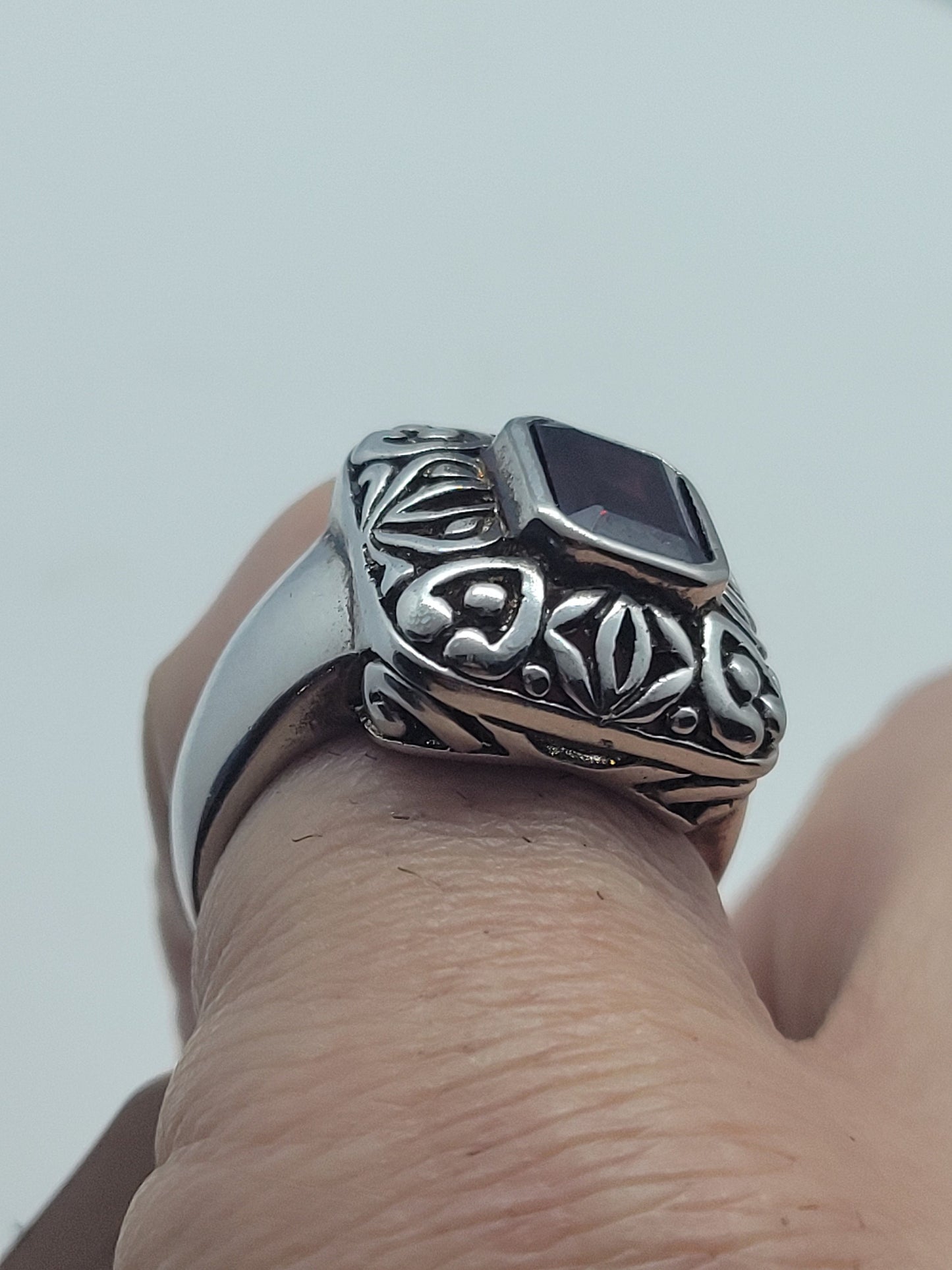 Vintage Red Garnet Ring in 925 Sterling Silver Filigree Setting