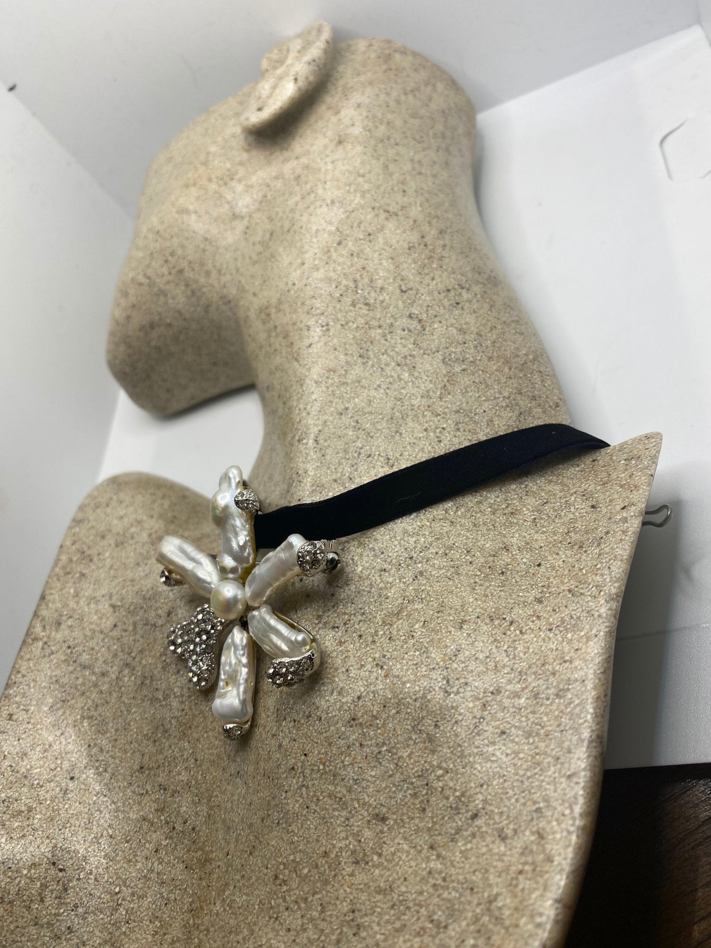 Vintage White Pearl Flower Choker Pin Necklace