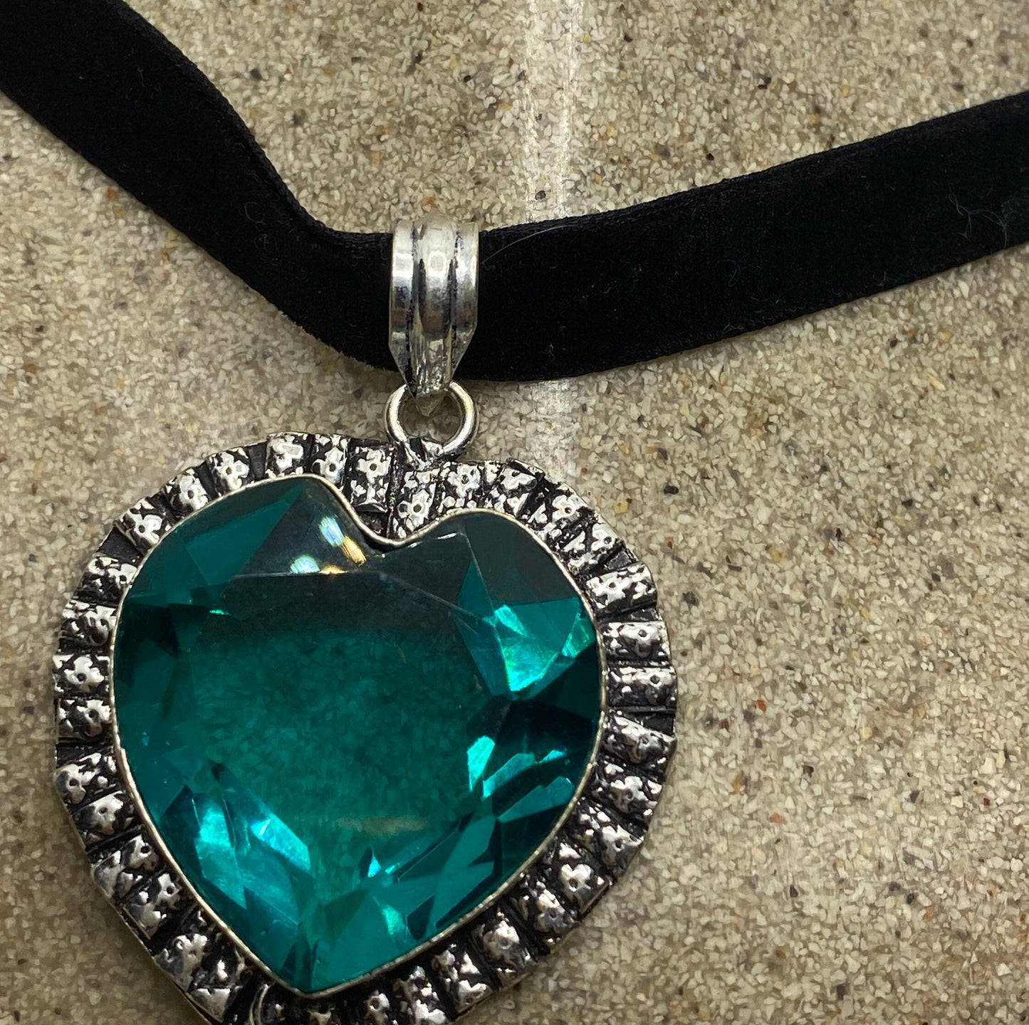 Vintage Green Glass Heart Antique Black Velvet Ribbon Choker Necklace