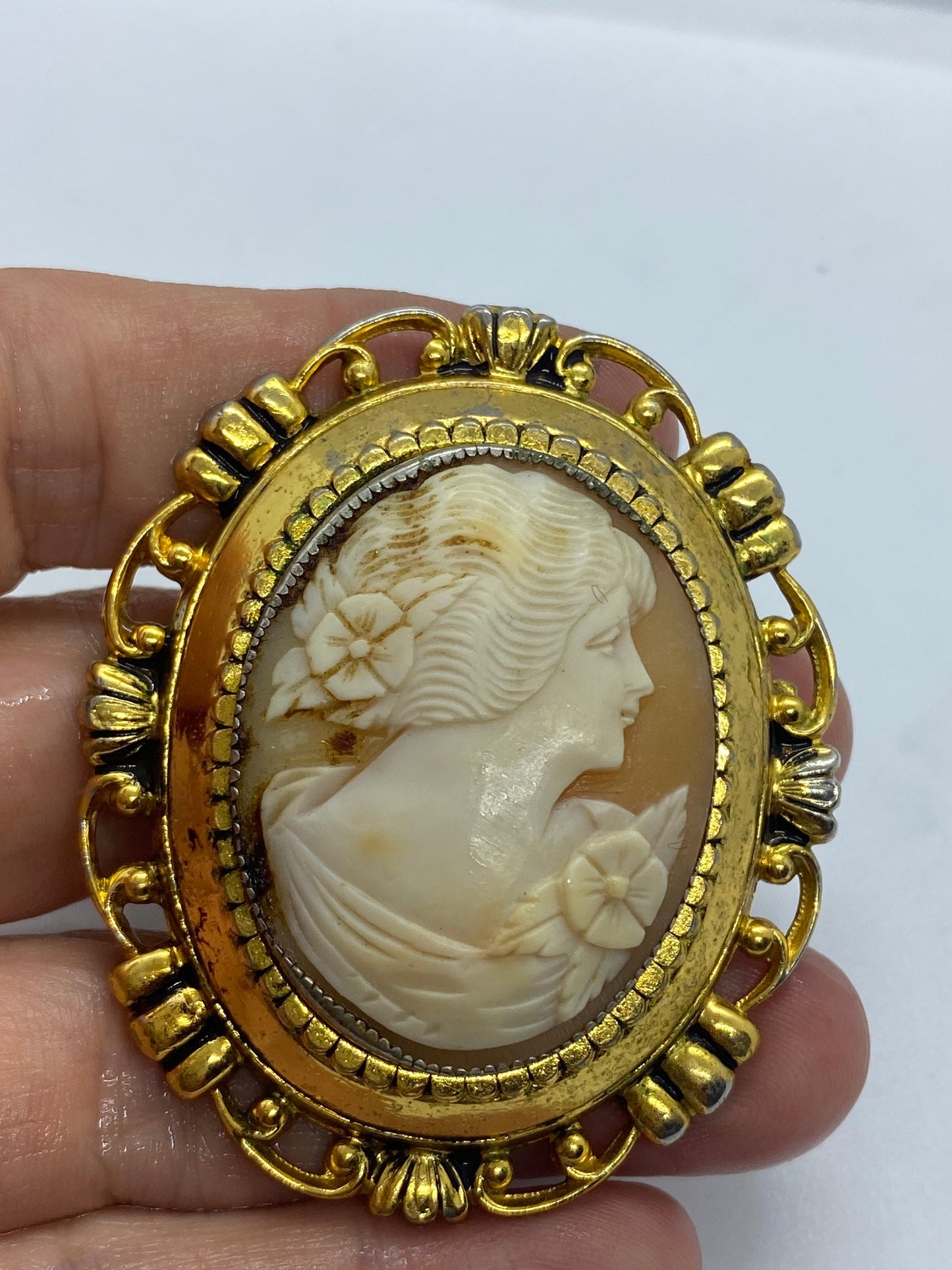 Vintage Shell Cameo Yellow Gold Finished Brooch Pin