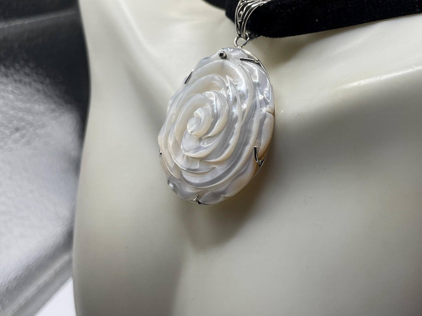 Vintage Mother of Pearl Rose 925 Sterling Silver black velvet chocker