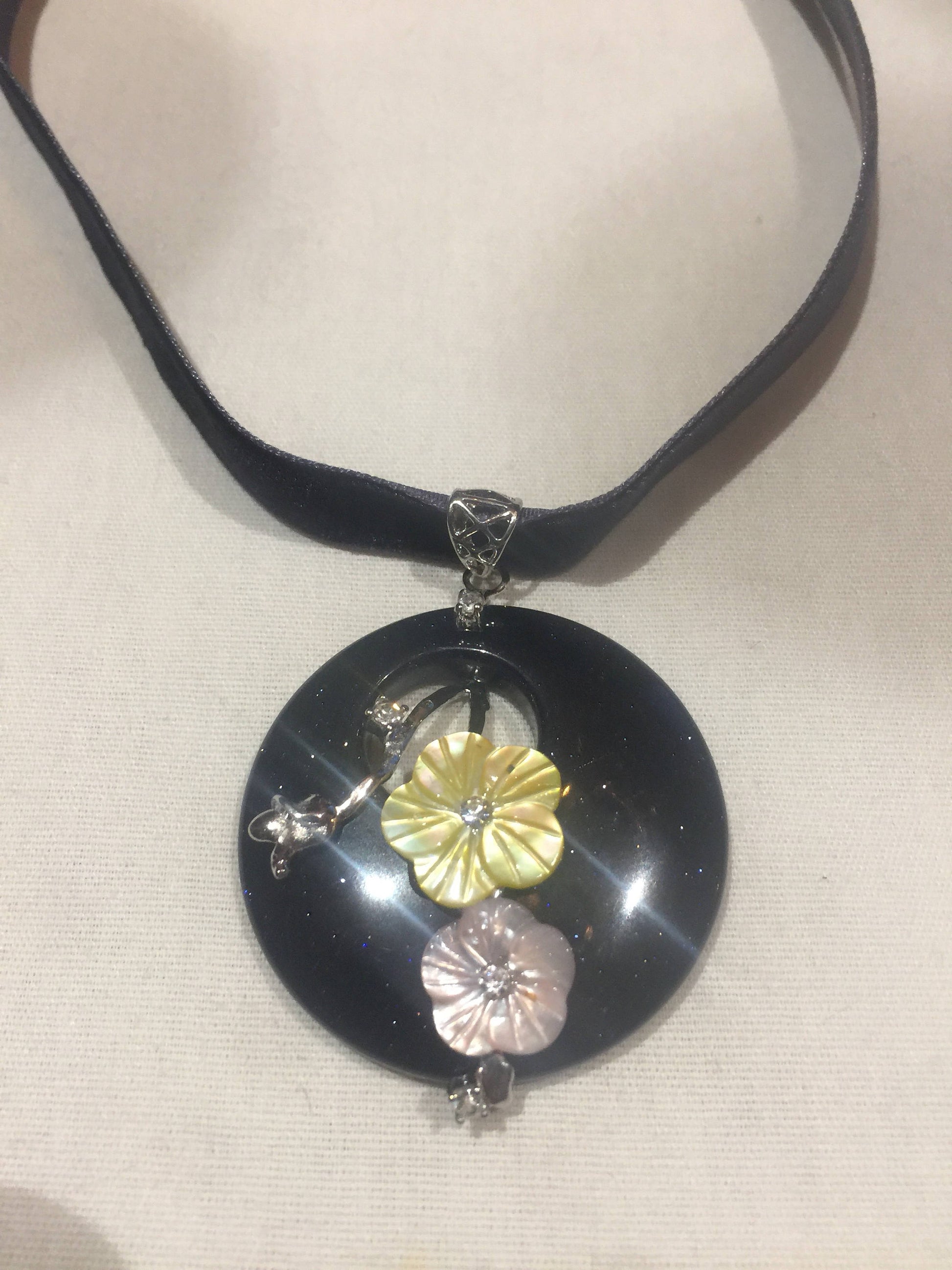 Vintage Genuine Mother of Pearl Flowers 925 Sterling Silver Black Sandstone Dangle Pendant Necklace Pendant