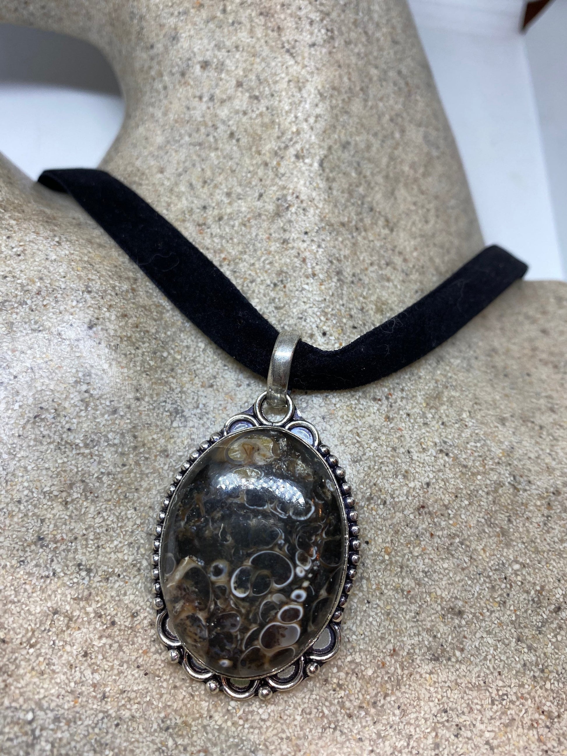 Vintage Handmade Genuine Fossil agate Choker Pendant Necklace