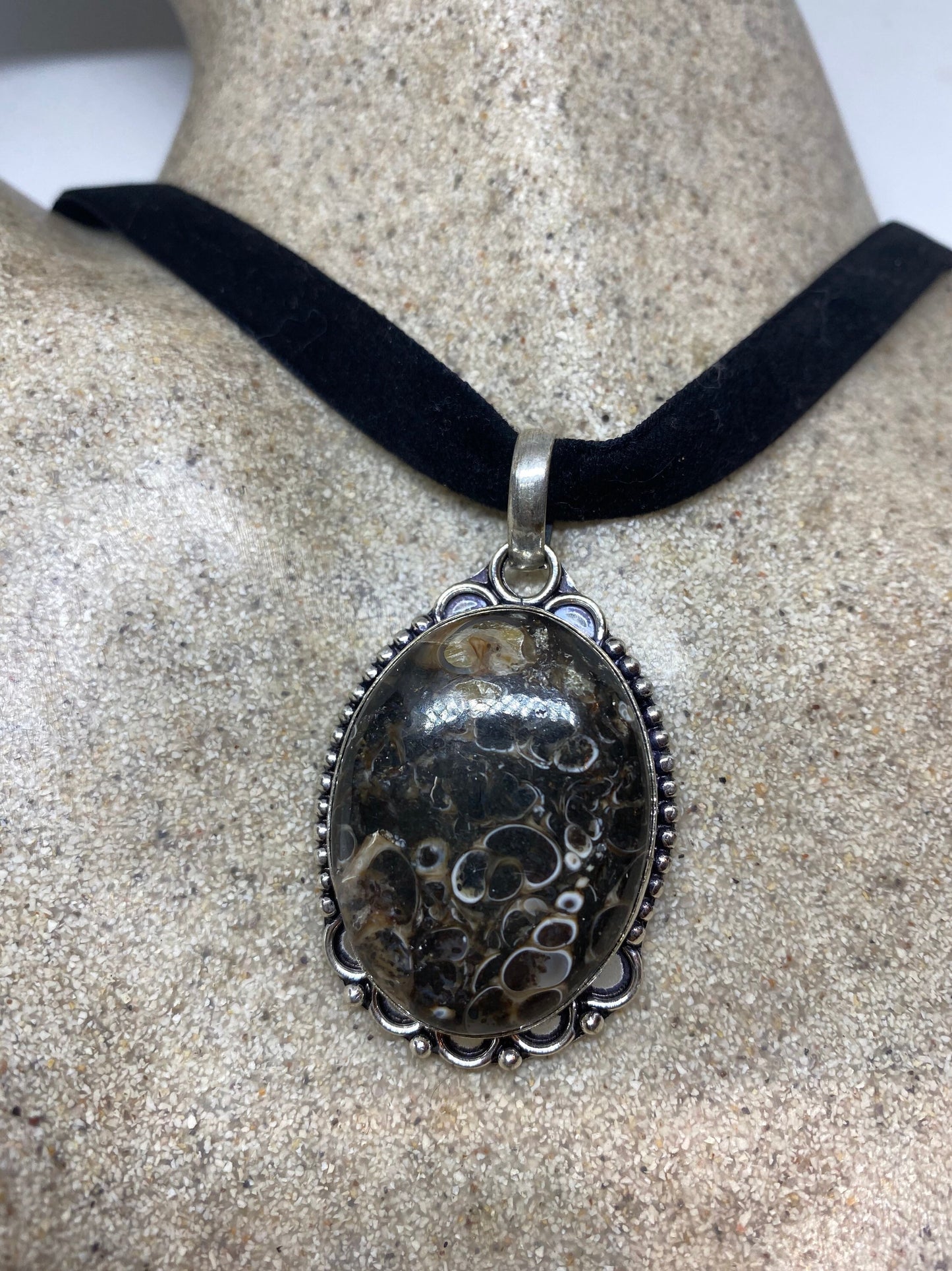 Vintage Handmade Genuine Fossil agate Choker Pendant Necklace