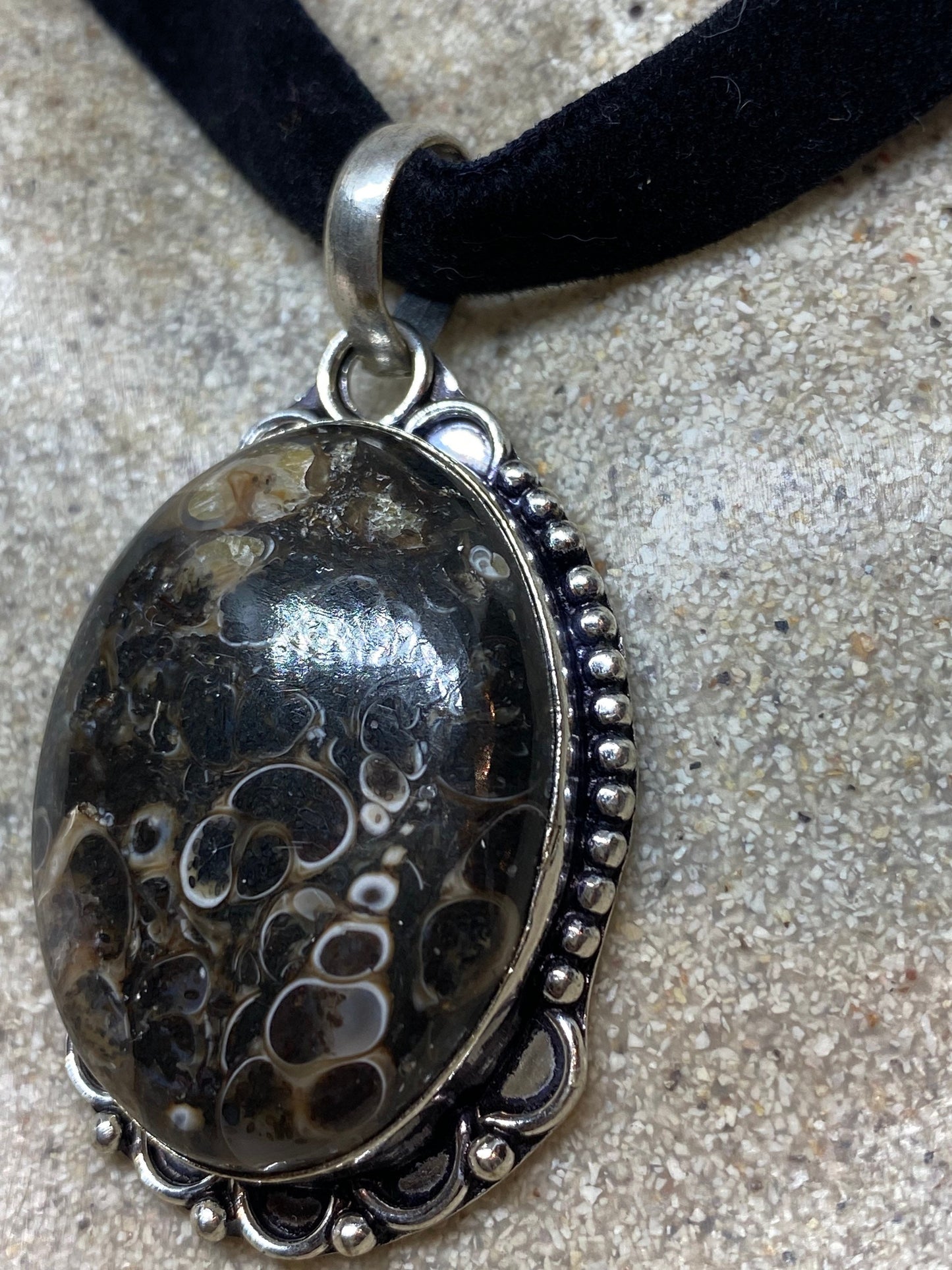 Vintage Handmade Genuine Fossil agate Choker Pendant Necklace