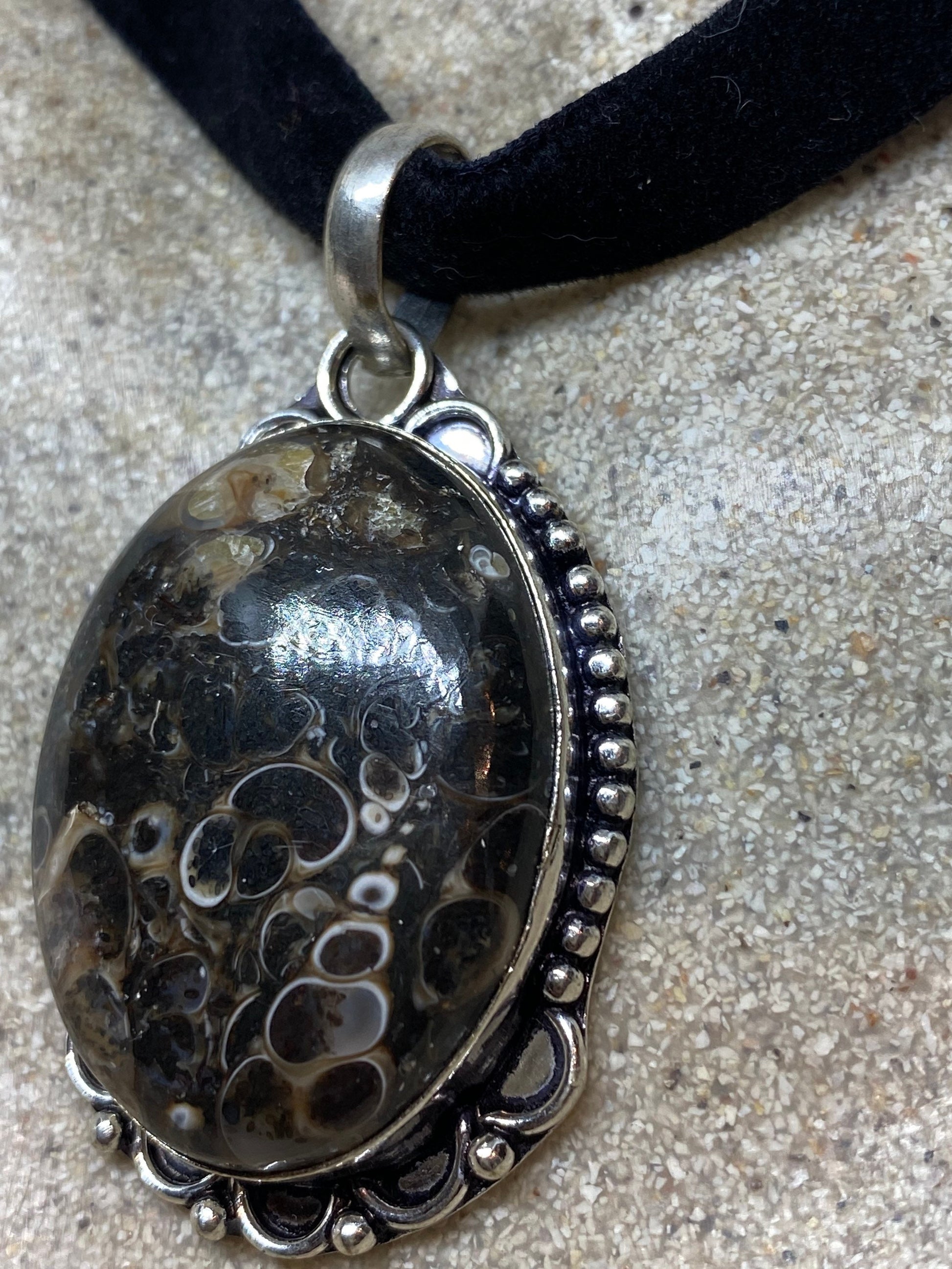 Vintage Handmade Genuine Fossil agate Choker Pendant Necklace