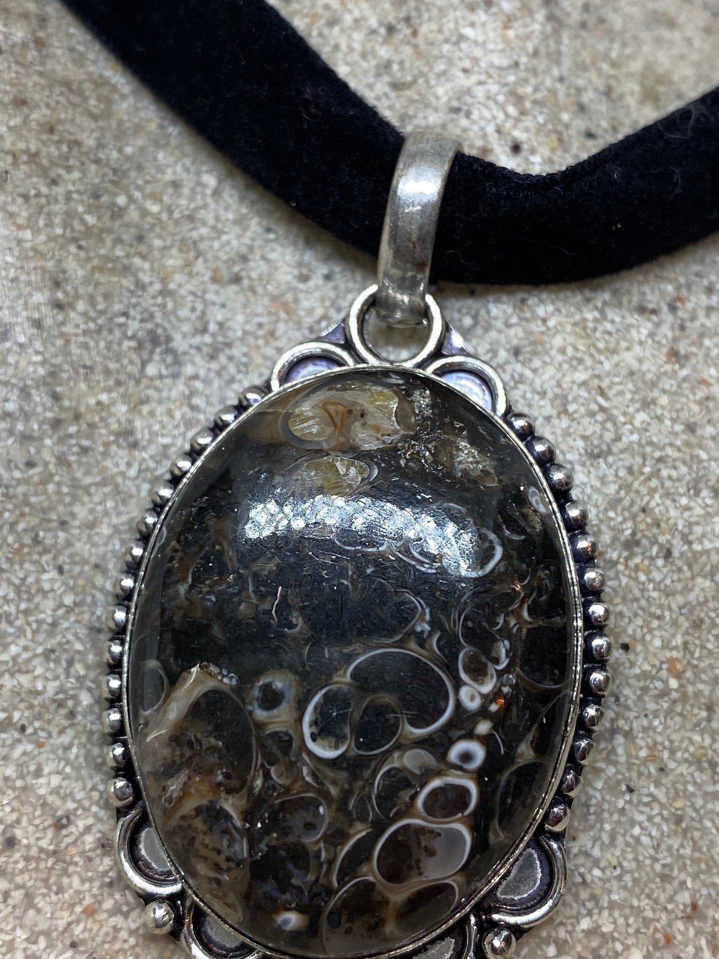 Vintage Handmade Genuine Fossil agate Choker Pendant Necklace