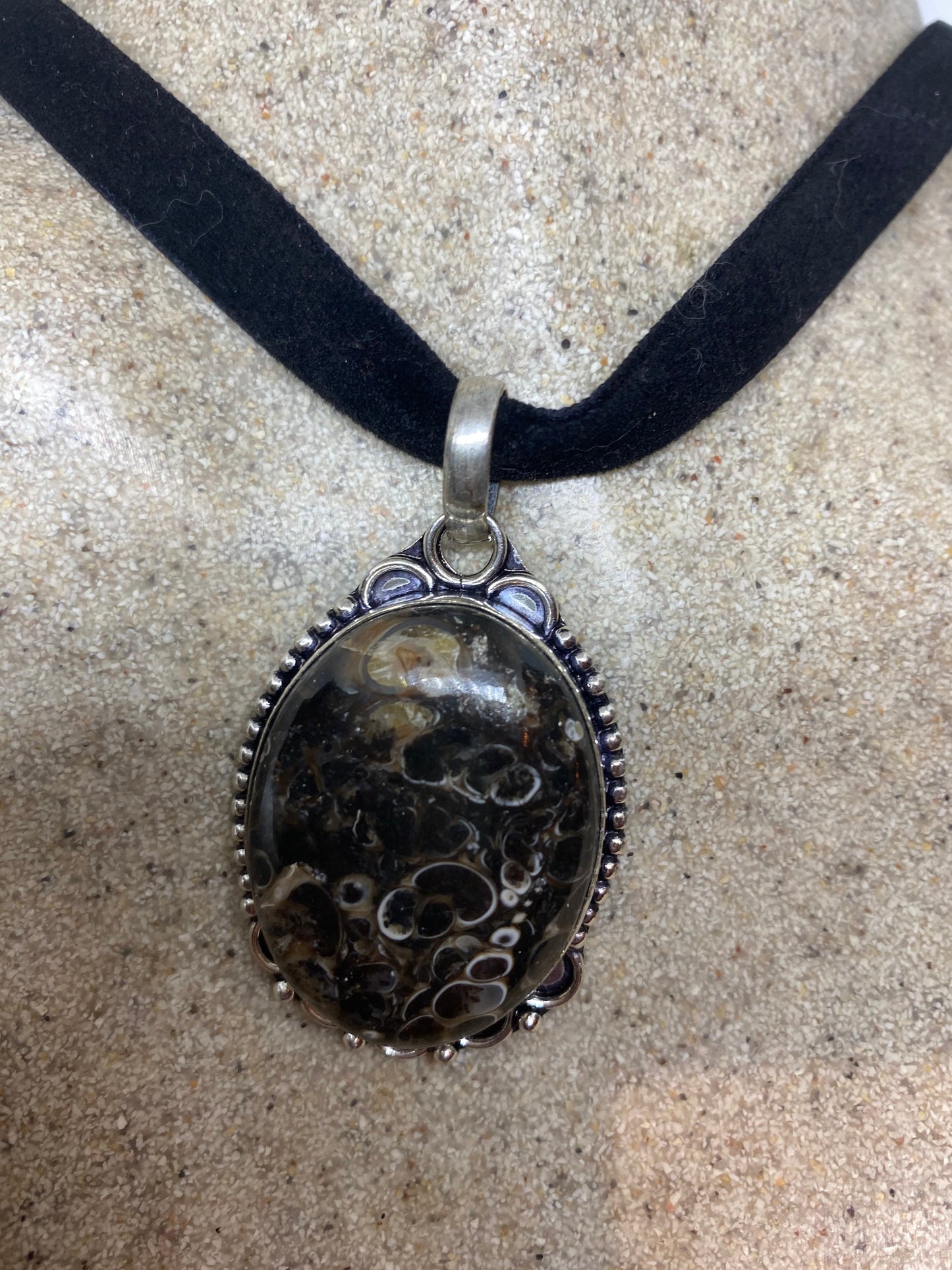 Vintage Handmade Genuine Fossil agate Choker Pendant Necklace