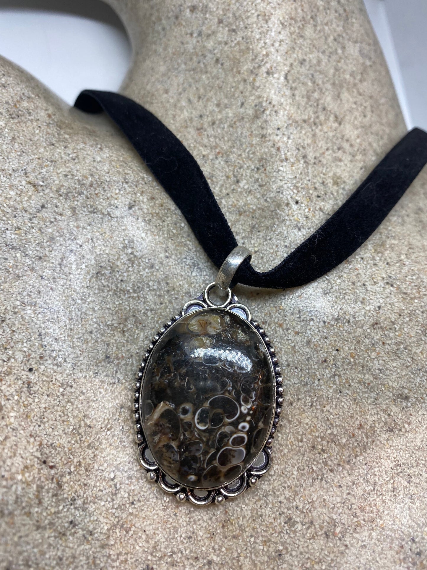 Vintage Handmade Genuine Fossil agate Choker Pendant Necklace