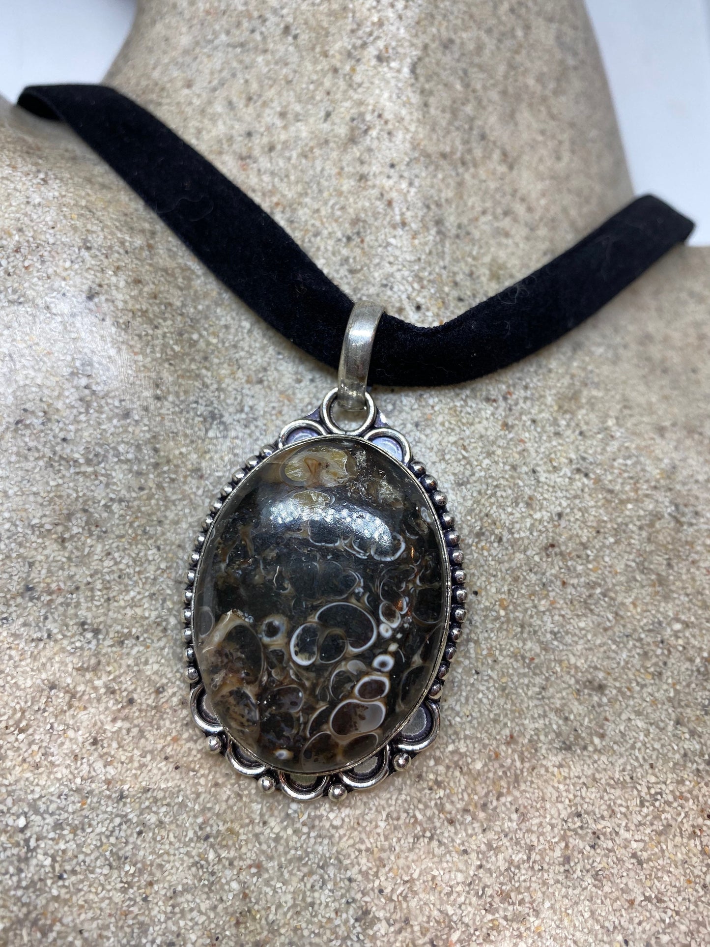 Vintage Handmade Genuine Fossil agate Choker Pendant Necklace