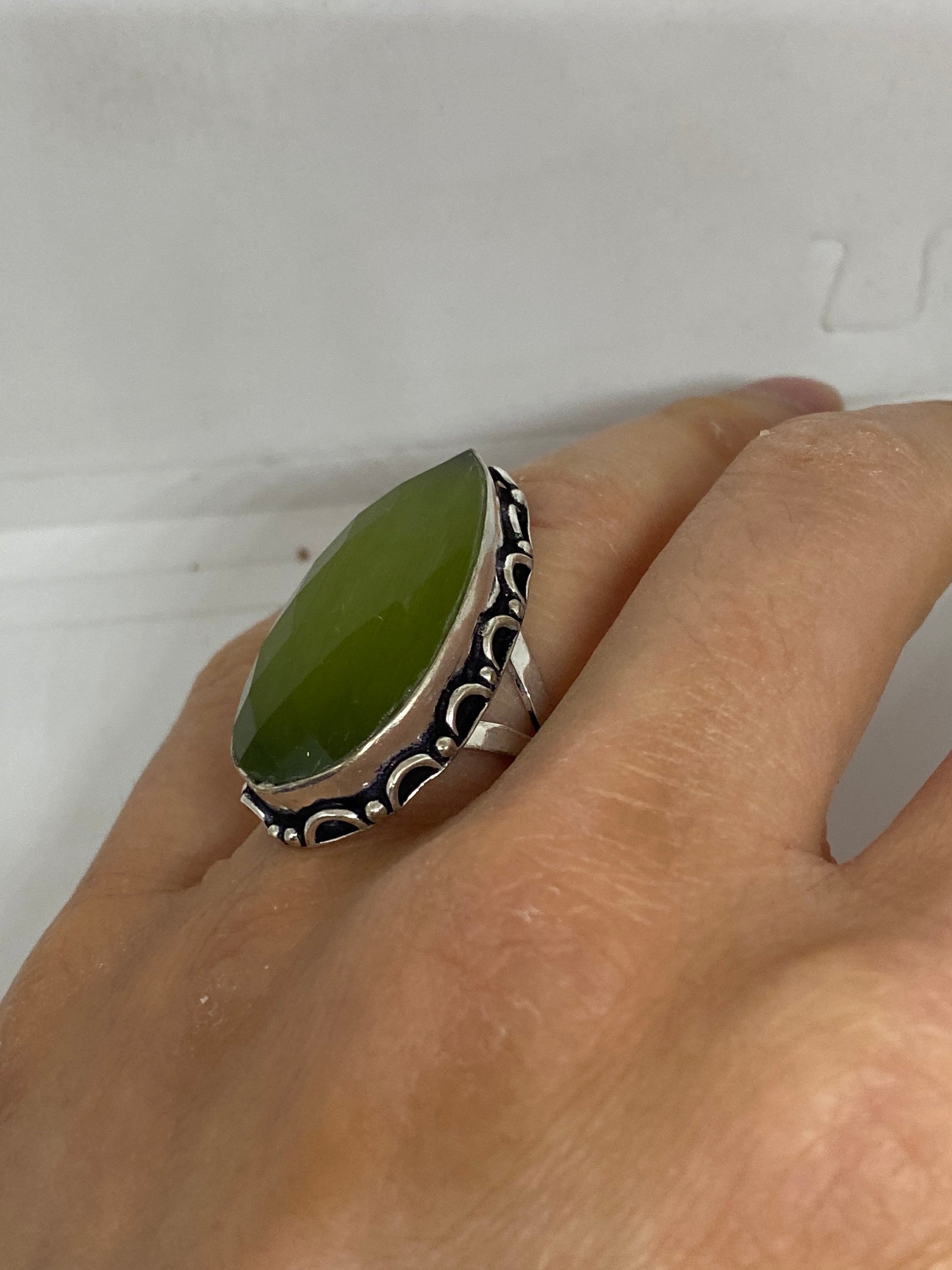 Vintage Green Cats Eye Art Glass Ring Size 7.25