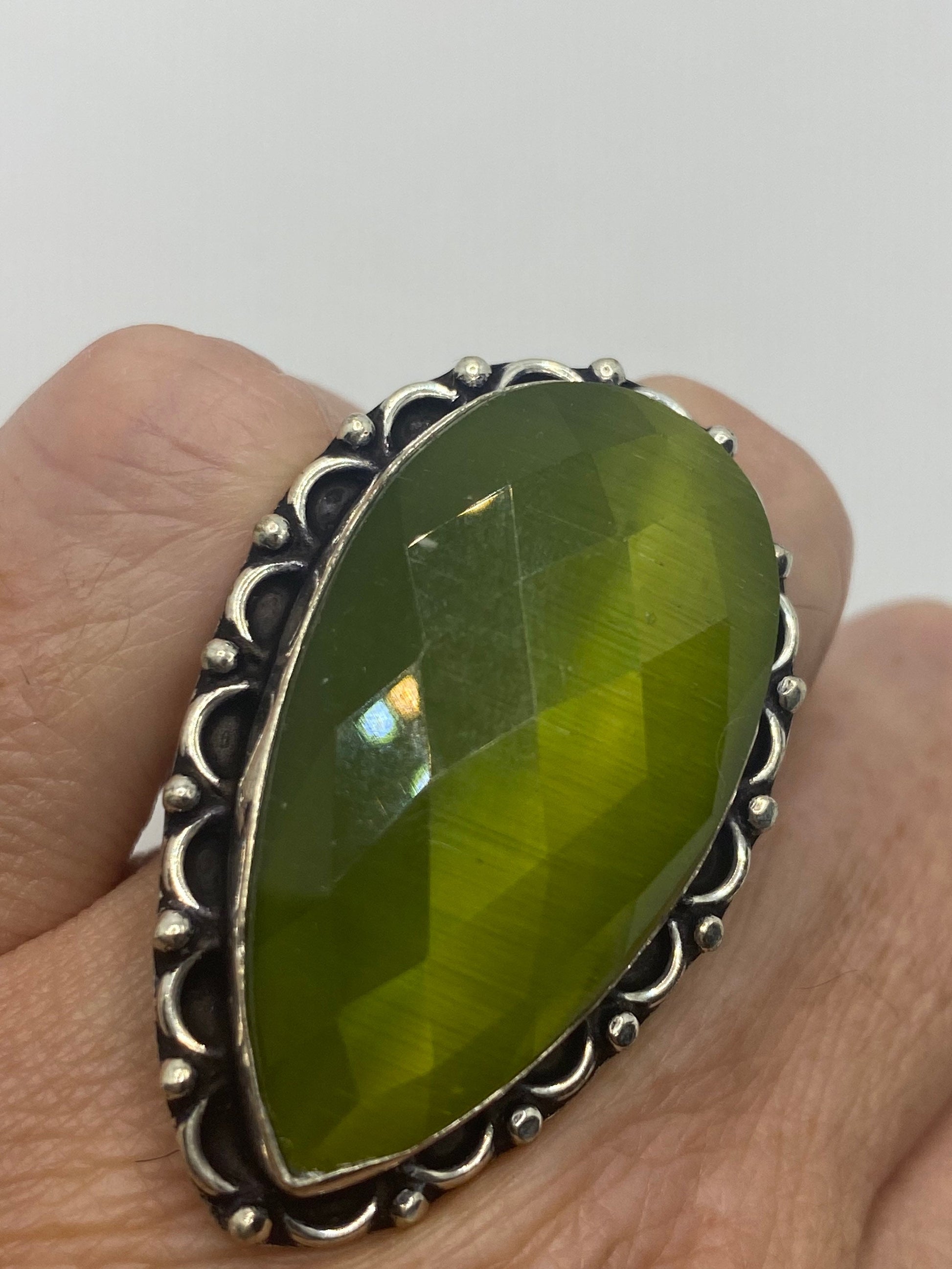 Vintage Green Cats Eye Art Glass Ring