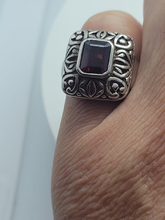 Vintage Red Garnet Ring in 925 Sterling Silver Filigree Setting