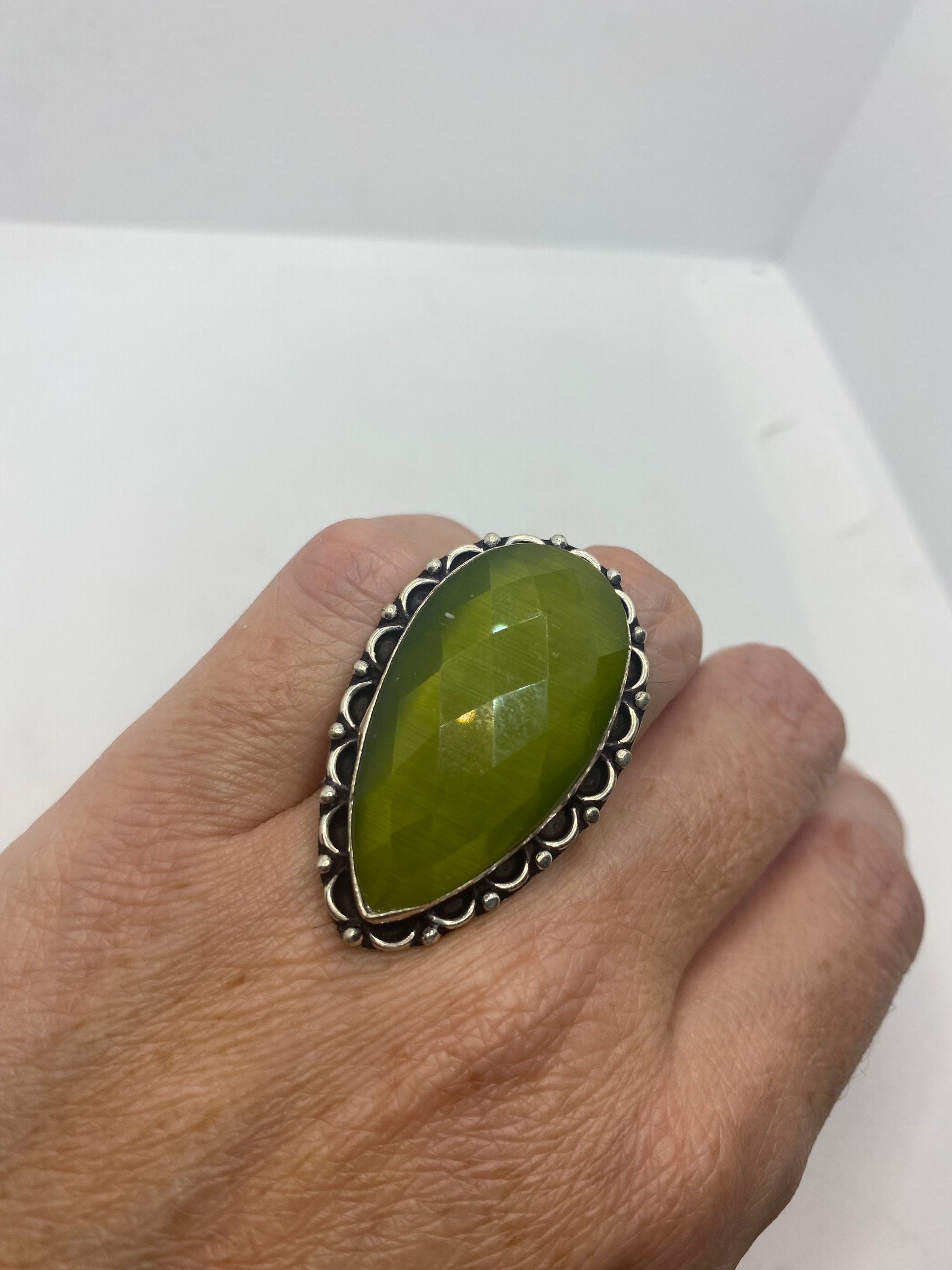 Vintage Green Cats Eye Art Glass Ring