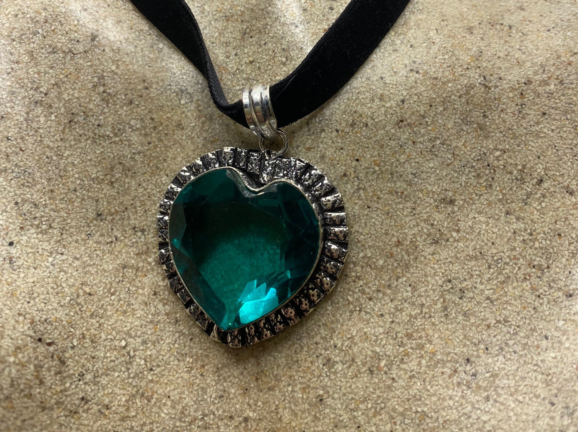 Vintage Green Glass Heart Antique Black Velvet Ribbon Choker Necklace