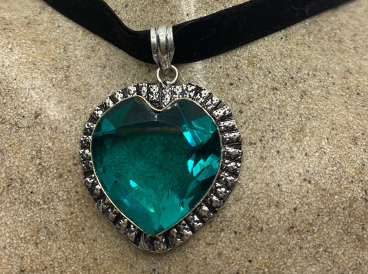 Vintage Green Glass Heart Antique Black Velvet Ribbon Choker Necklace