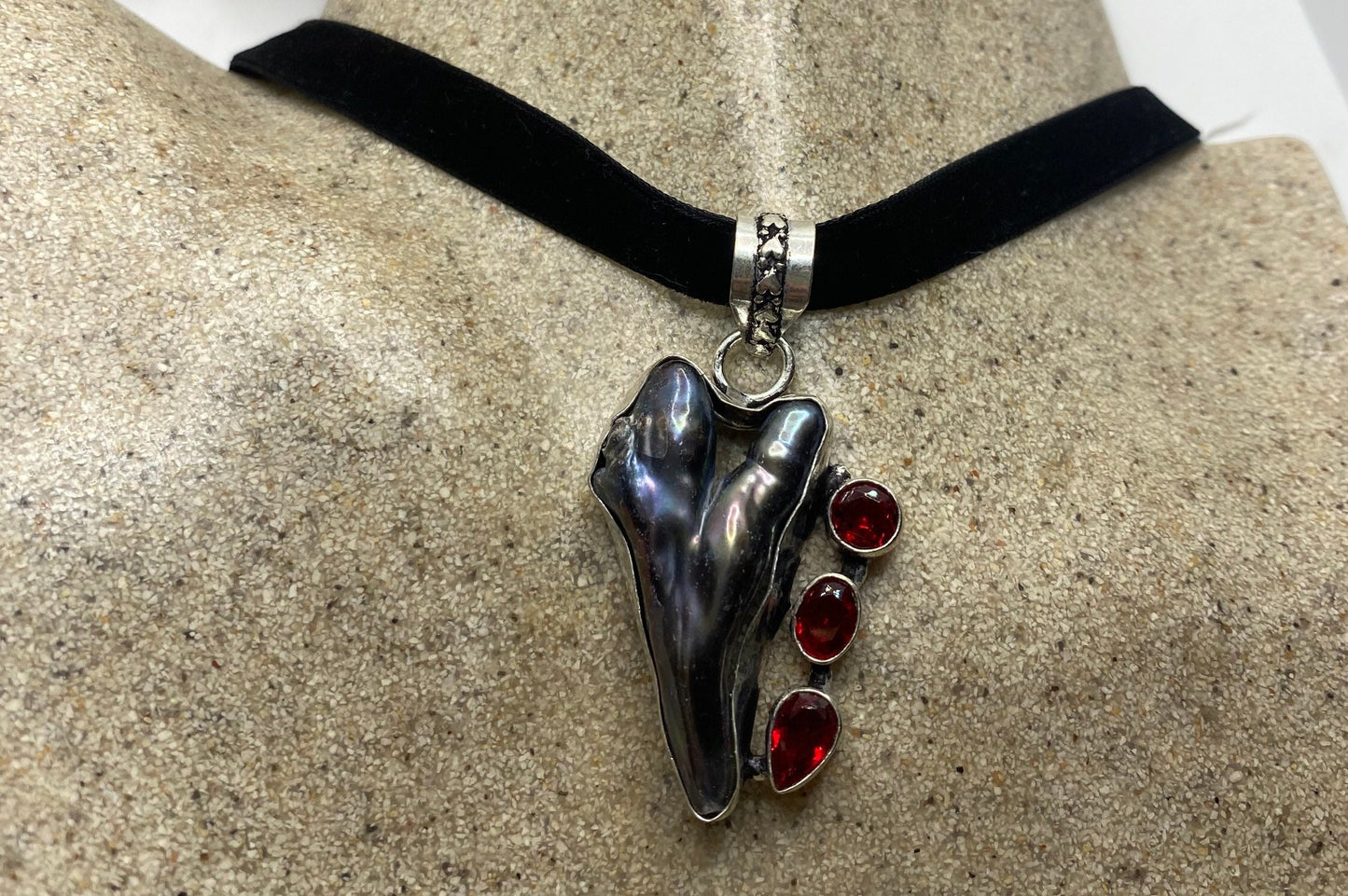 Vintage Black Pearl Ruby Glass Black Velvet Choker Necklace