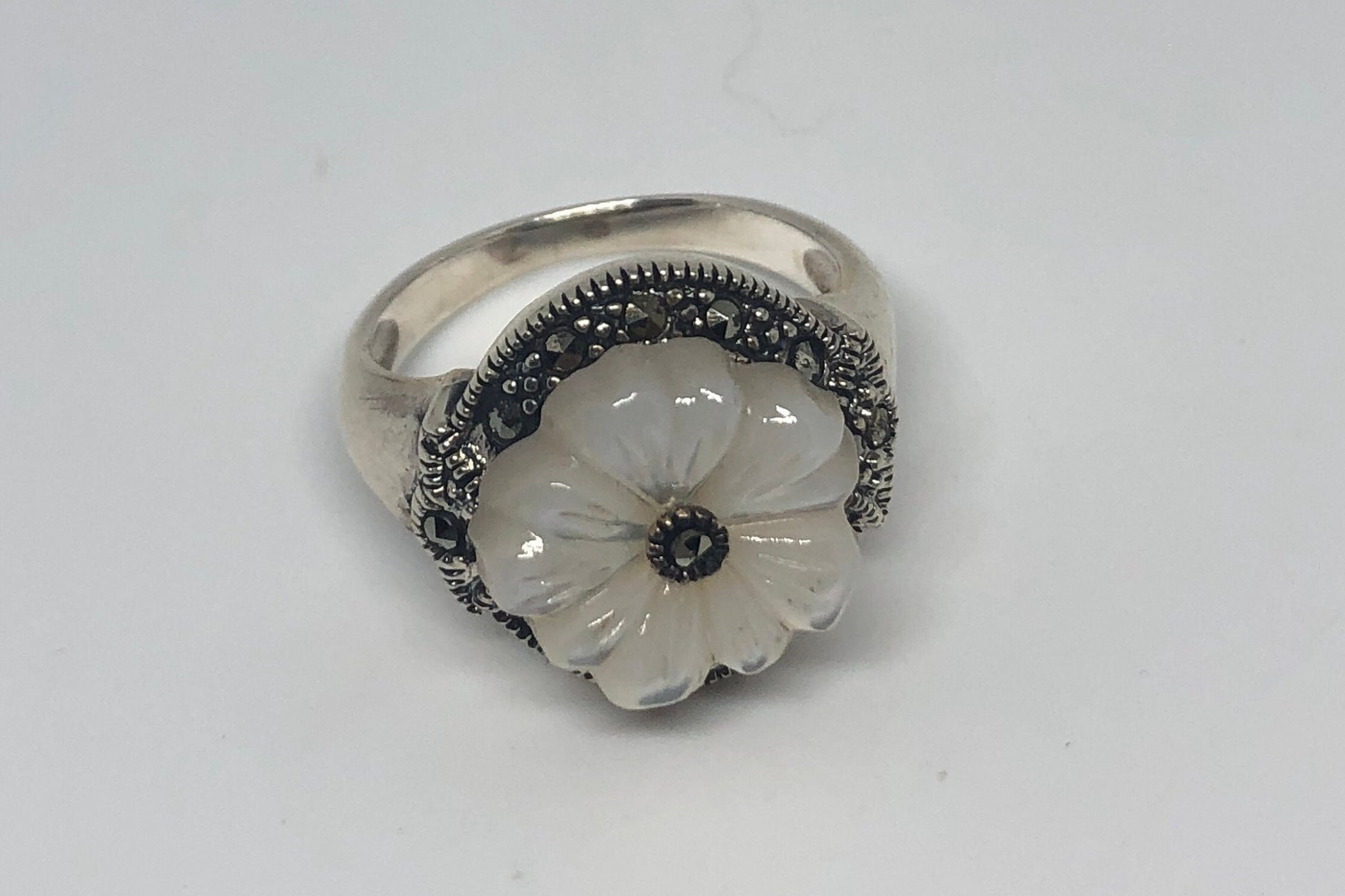 Vintage Mother of Pearl 925 Sterling Silver Marcasite Flower Ring