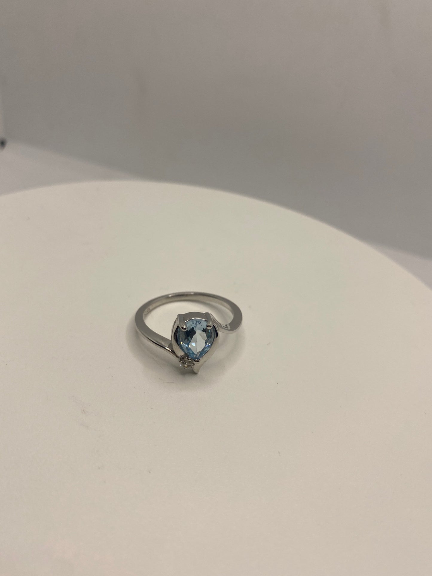 Vintage Genuine Blue Topaz 925 Sterling Silver Ring Size 8