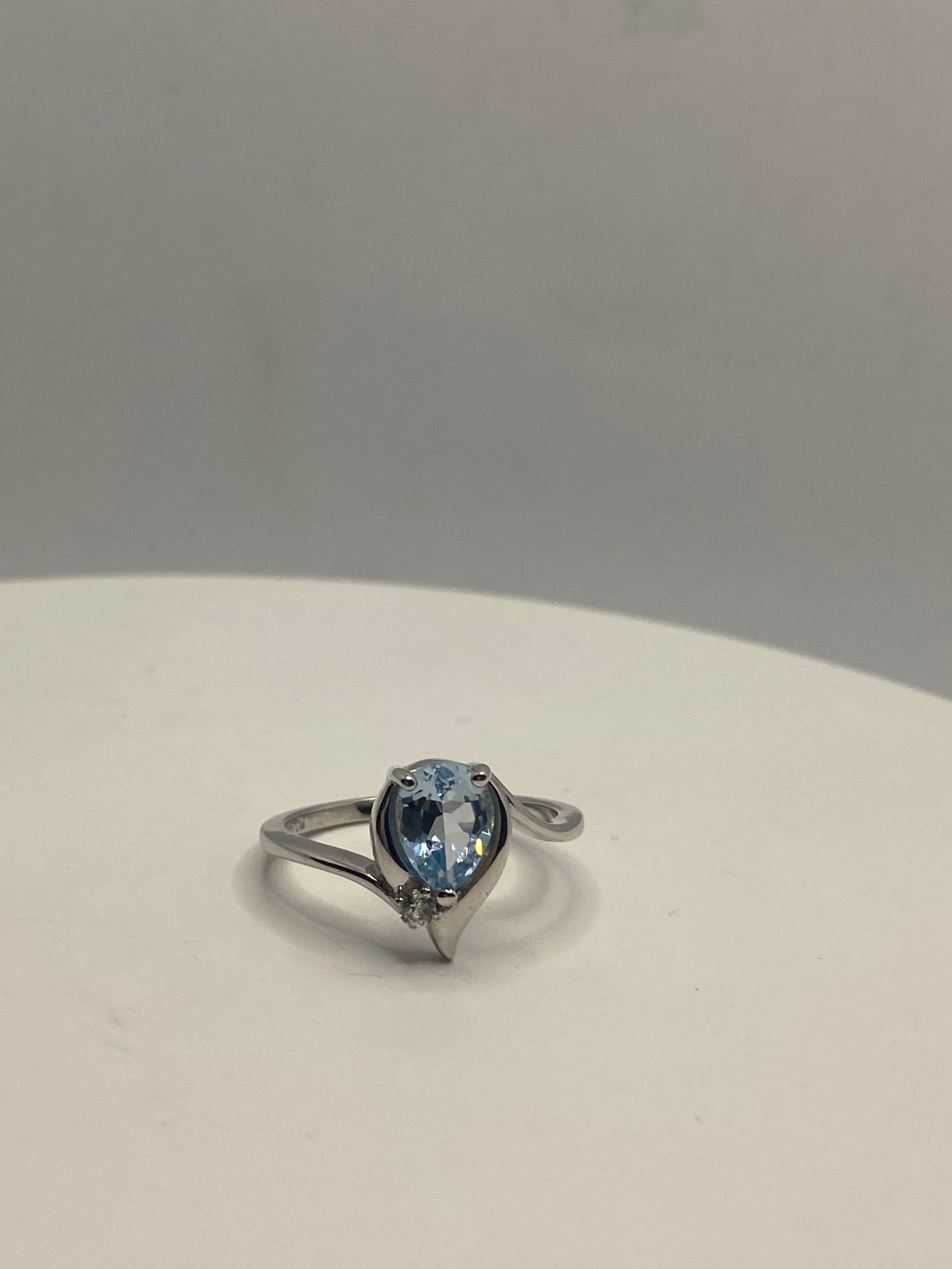 Vintage Genuine Blue Topaz 925 Sterling Silver Ring Size 8