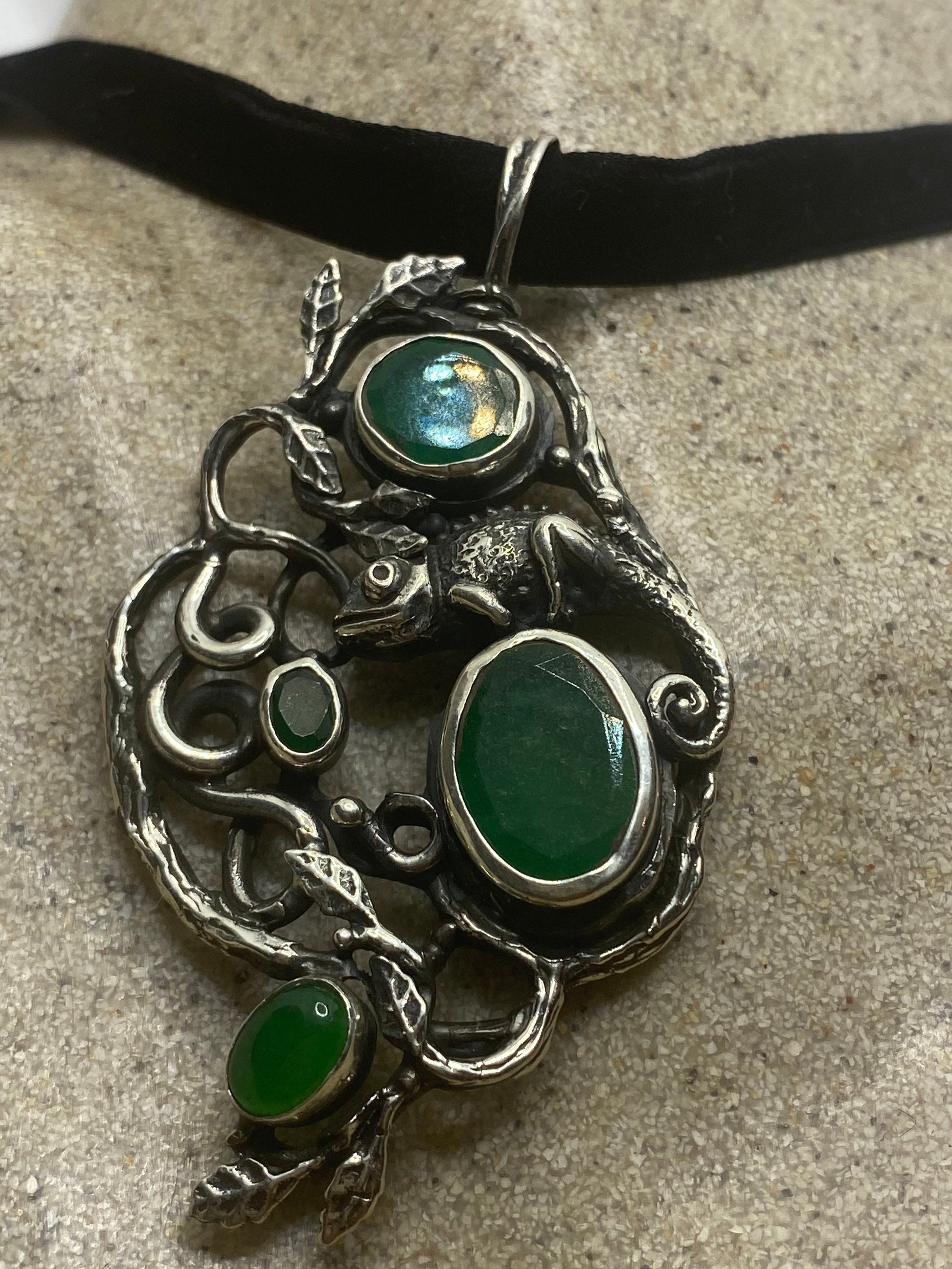Vintage 925 Sterling Silver Green Chrysoprase and Emerald Chameleon Pendant Choker Necklace