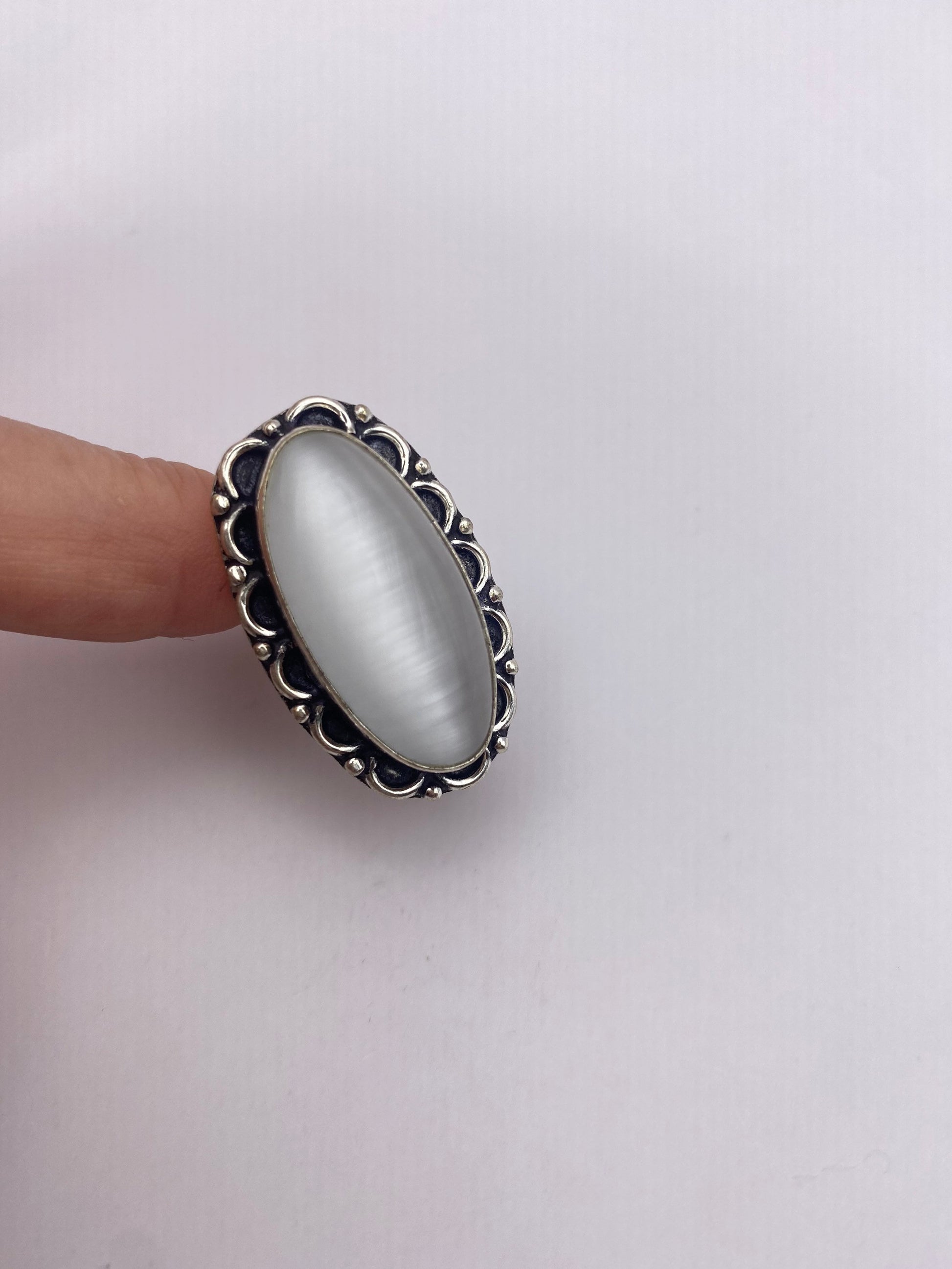 Vintage White Cats Eye Art Glass Ring About 1 Inch Long Knuckle Ring