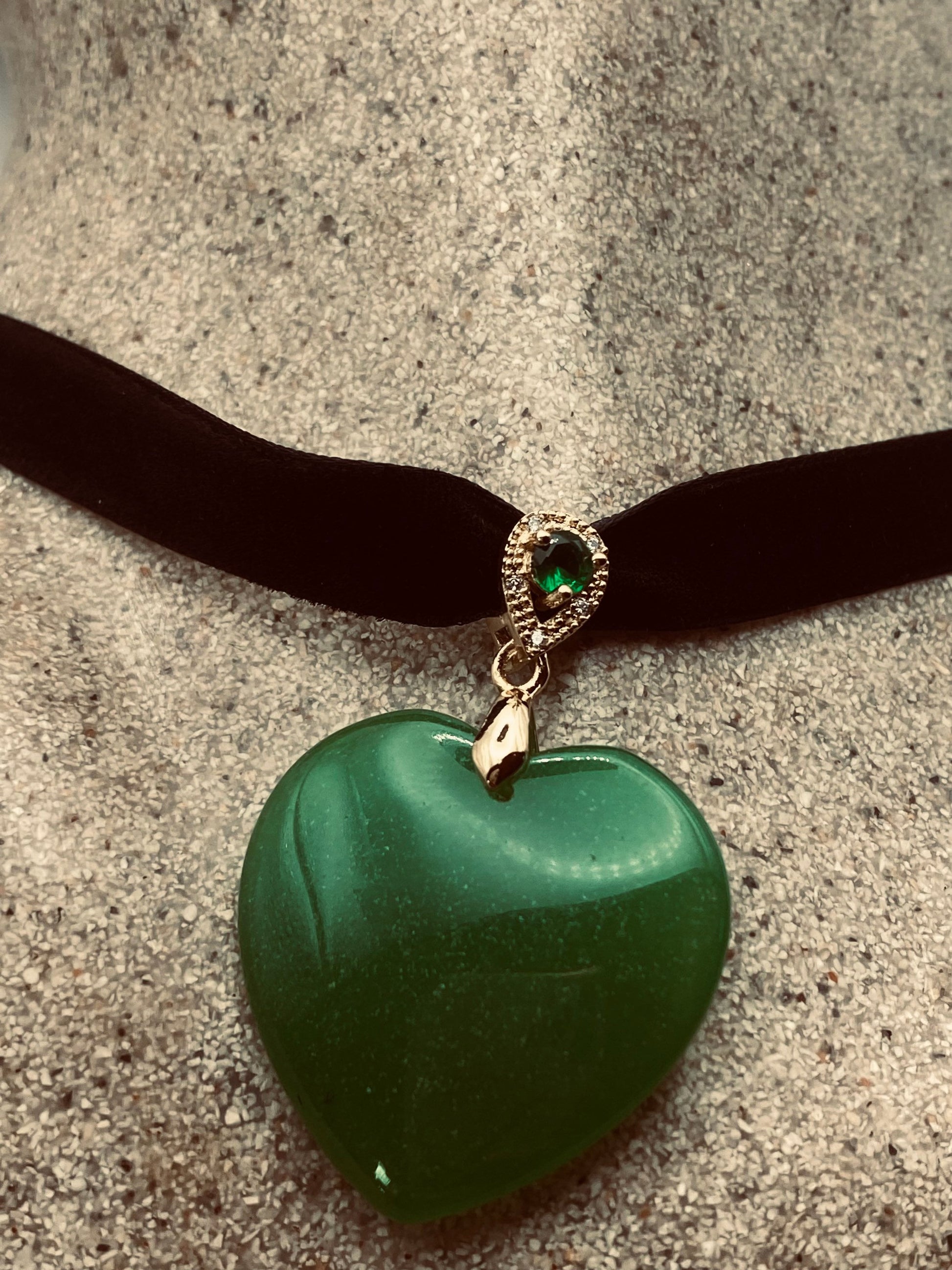 Vintage Green Jade Heart Choker Gold Finish Pendant Necklace Velvet Choker