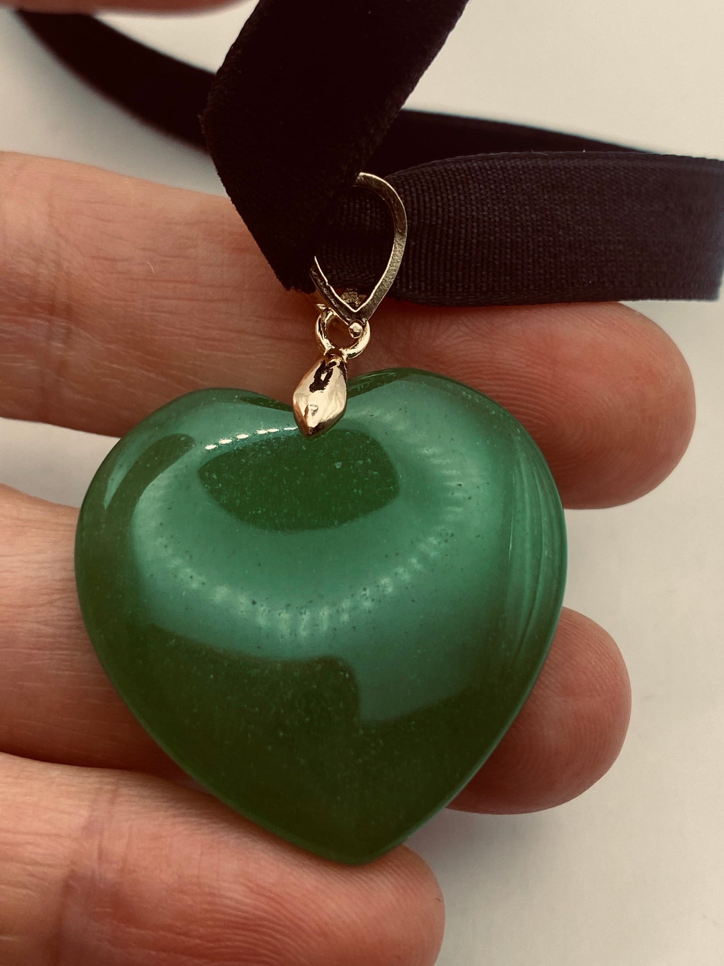 Vintage Green Jade Heart Choker Gold Finish Pendant Necklace Velvet Choker