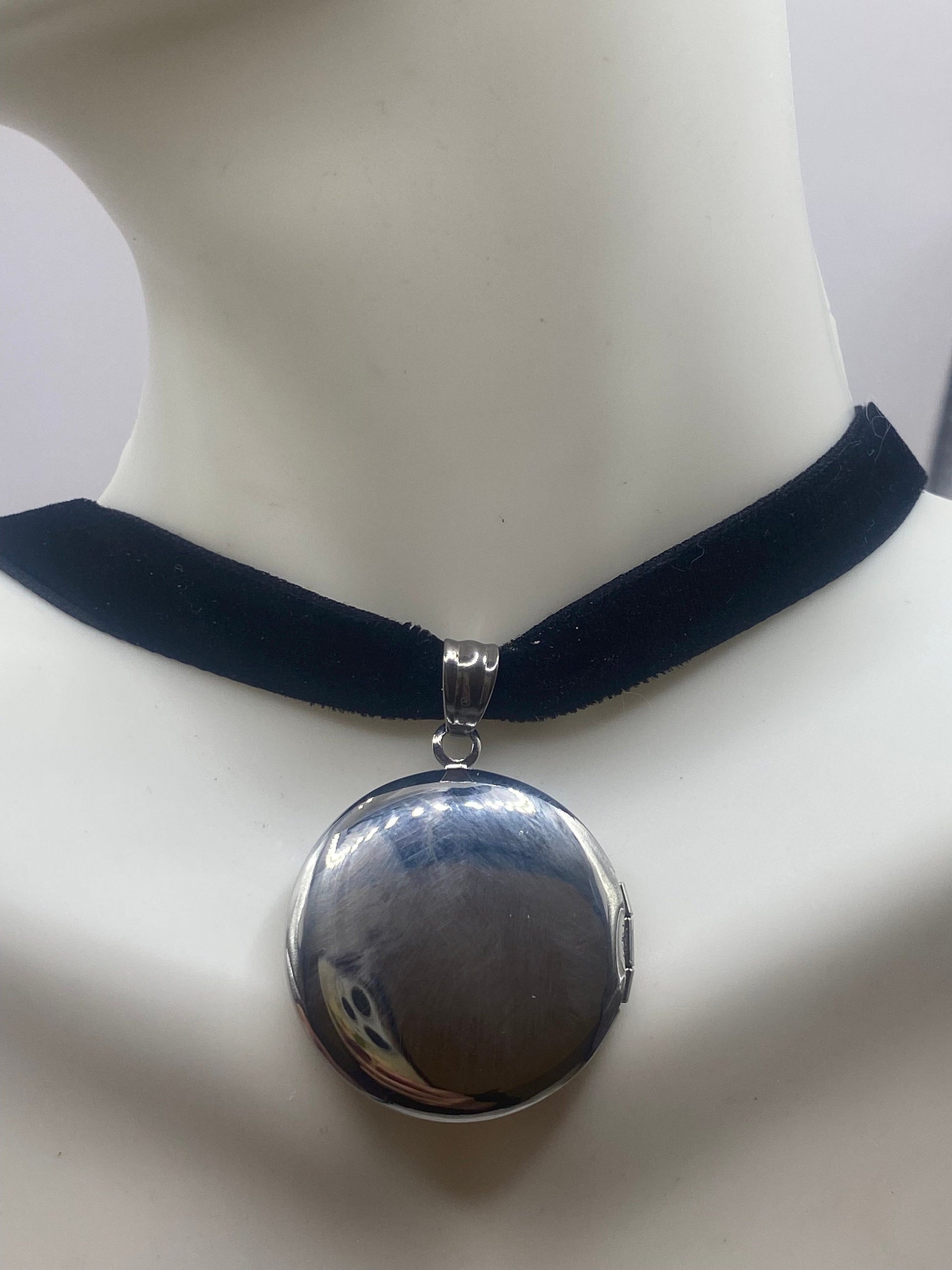 Vintage Silver Locket |Round Photo Charm Stainless Steel Deco Choker Necklace