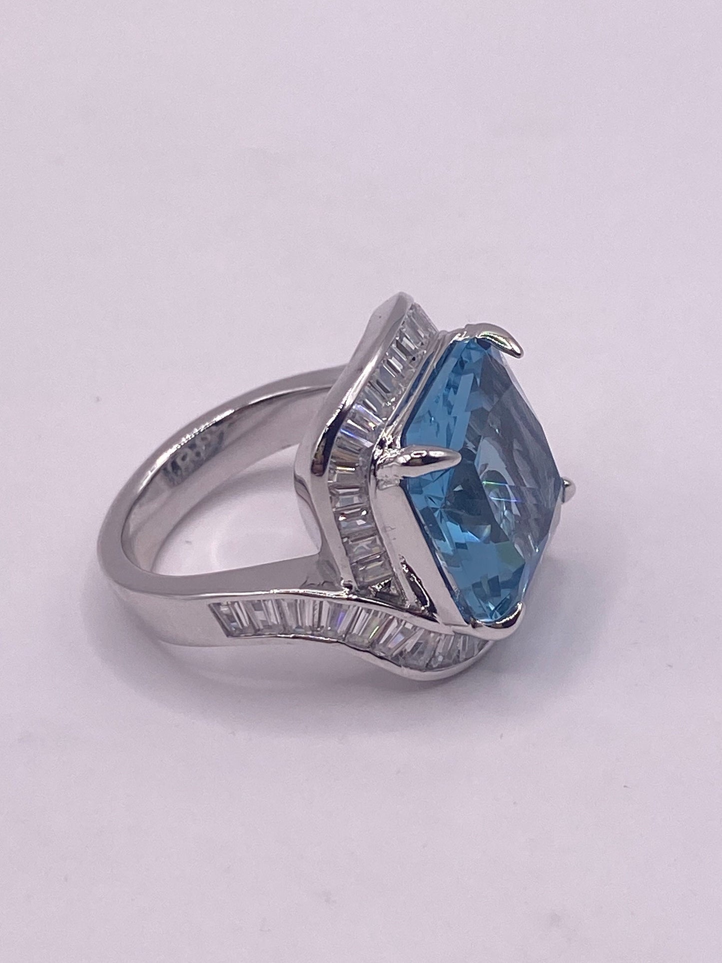 Vintage Genuine Blue Topaz 925 Sterling Silver Cocktail Ring