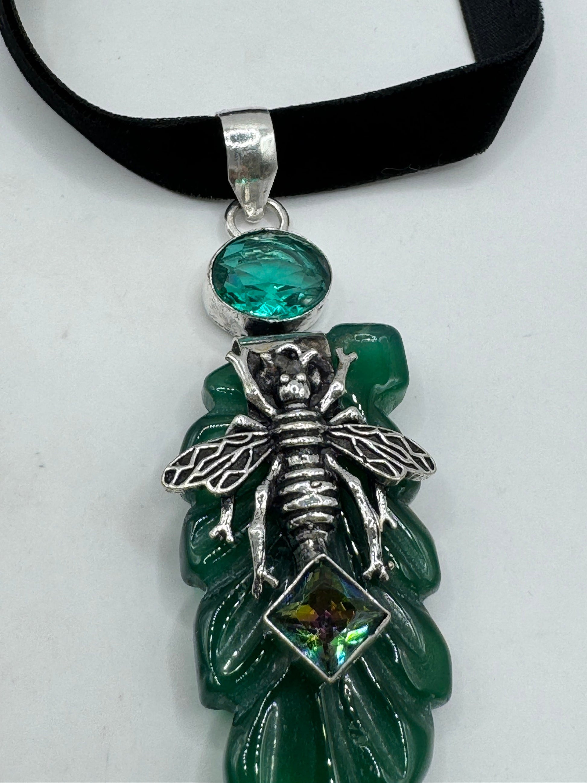 Vintage Green Chysopraise Leaf Bee Crystal Choker Pendant Black Velvet Choker
