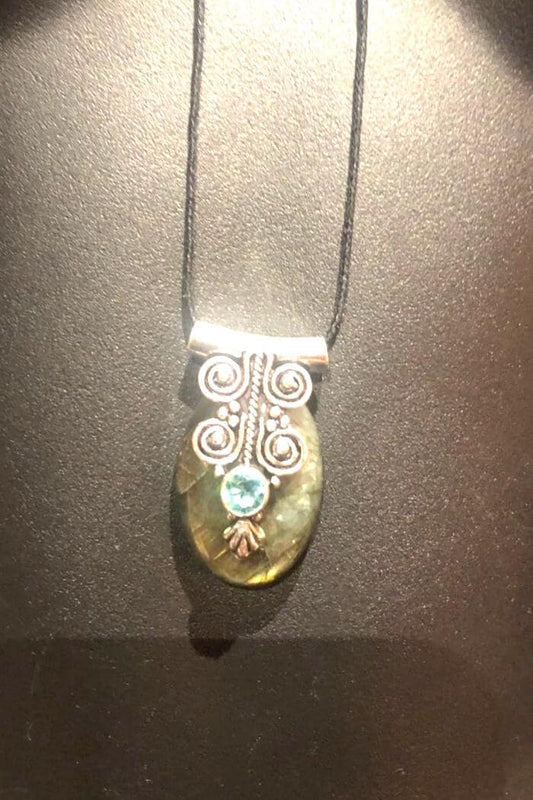 Vintage Silver Genuine Labradorite Blue Topaz Gemstone Necklace.