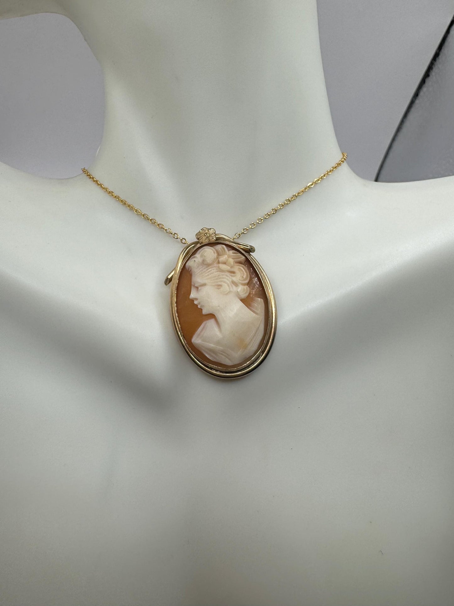 Vintage Shell Cameo Pea Yellow Gold Filled Necklace Choker pin brooch