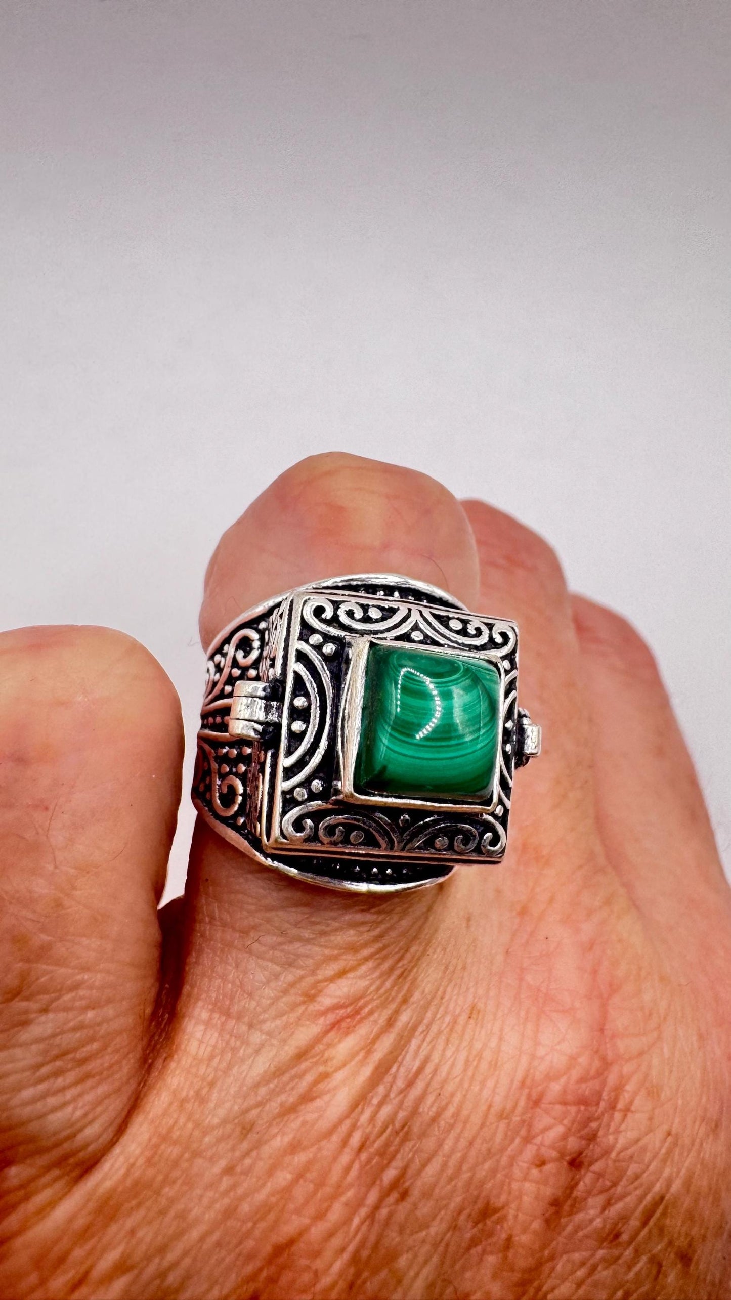 Vintage Green Emerald Malachite Silver White Bronze Poison Pillbox Ring