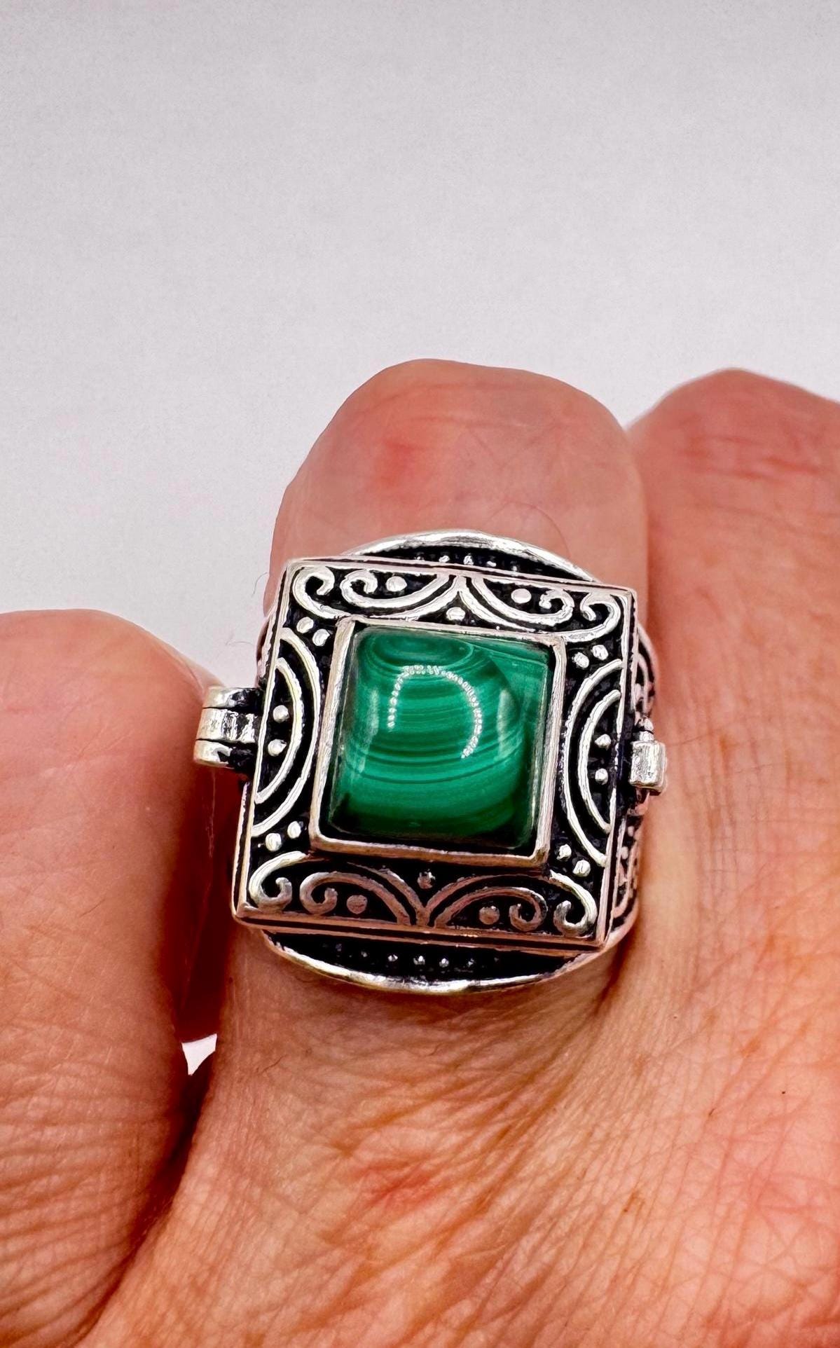 Vintage Green Emerald Malachite Silver White Bronze Poison Pillbox Ring
