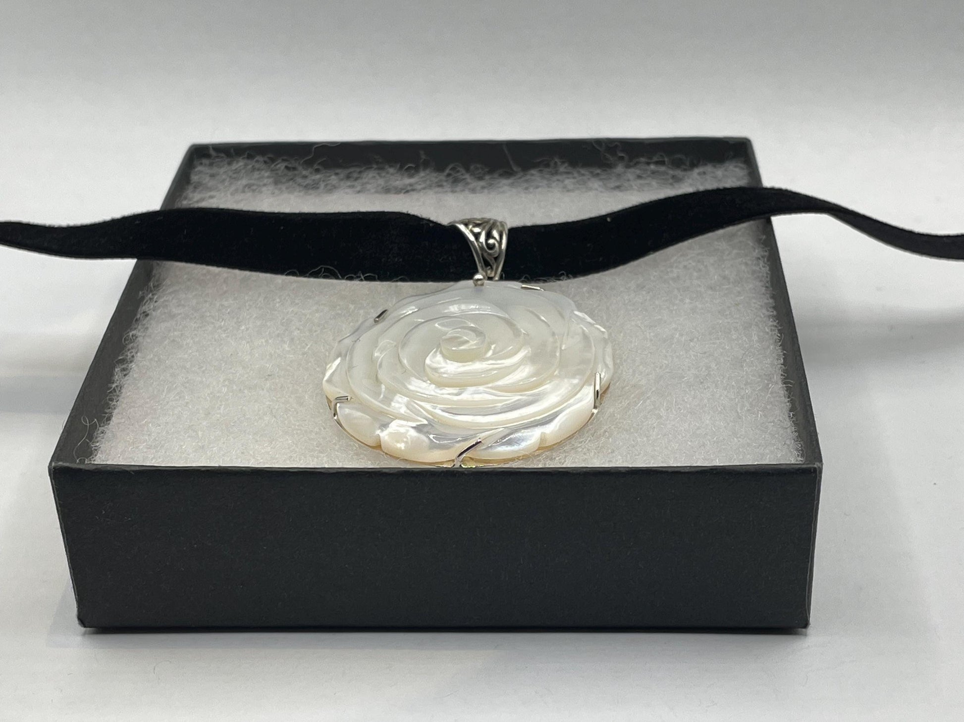 Vintage Mother of Pearl Rose 925 Sterling Silver black velvet chocker