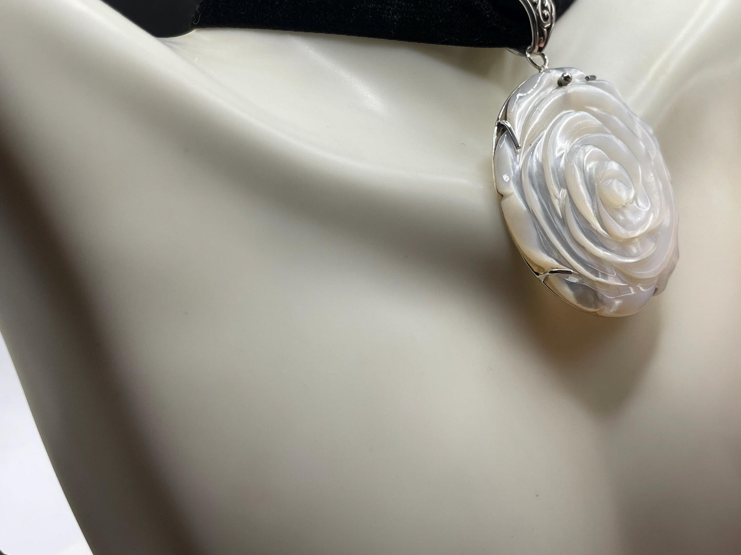 Vintage Mother of Pearl Rose 925 Sterling Silver black velvet chocker