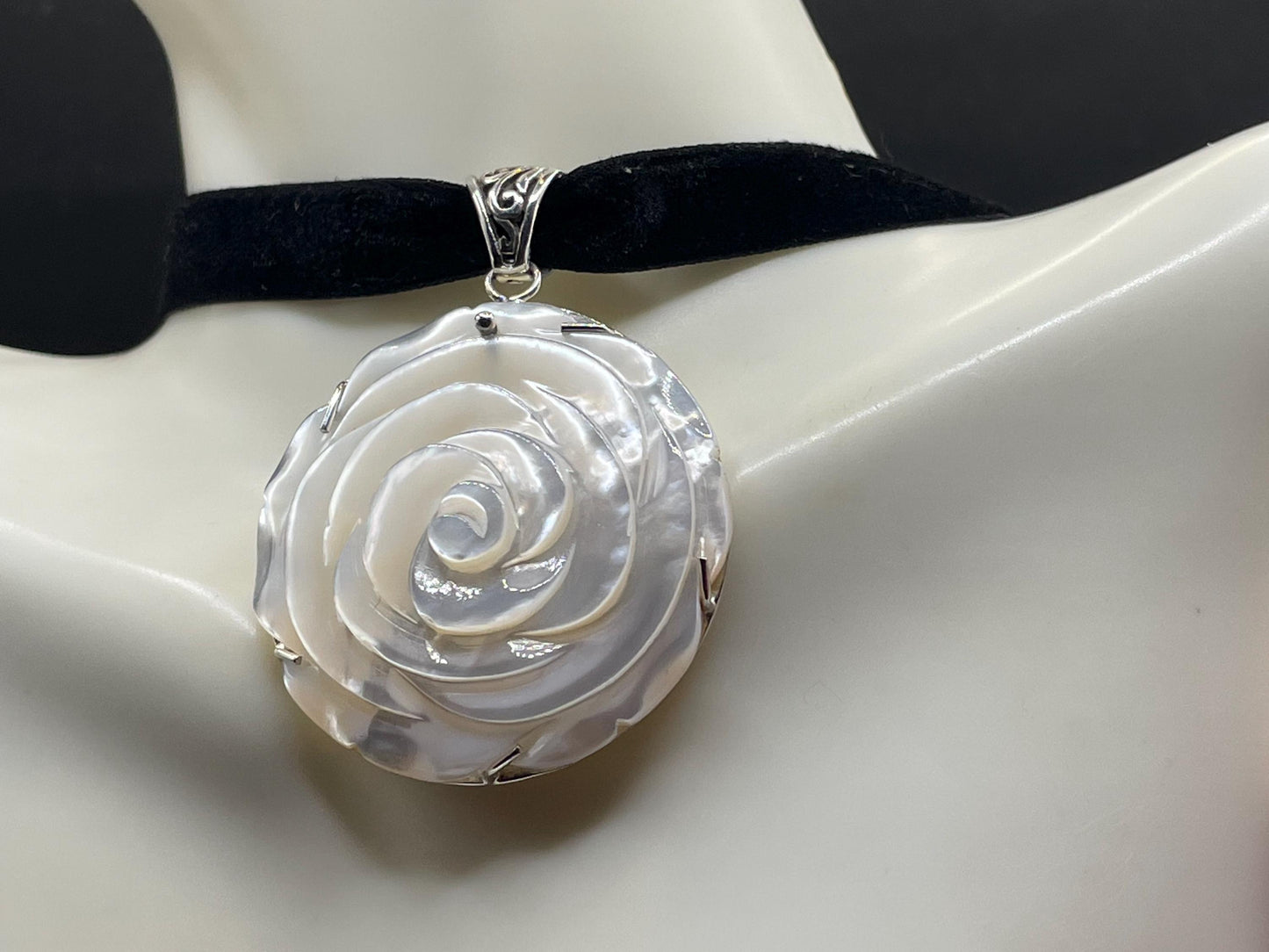 Vintage Mother of Pearl Rose 925 Sterling Silver black velvet chocker