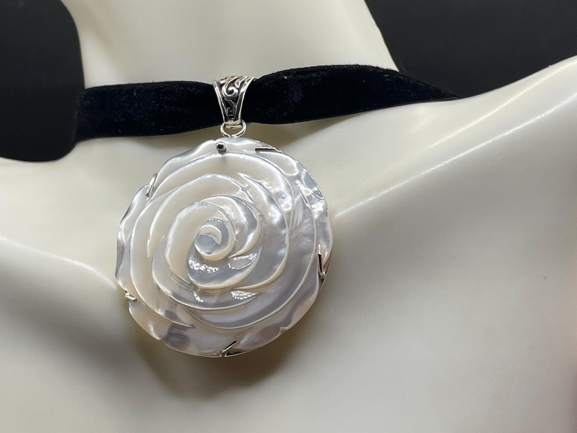Vintage Mother of Pearl Rose 925 Sterling Silver black velvet chocker