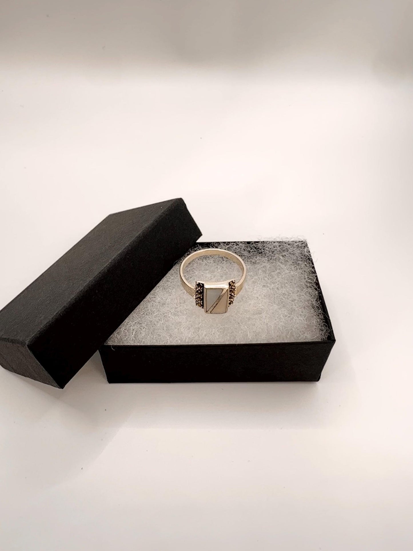 Vintage Mother of Pearl 925 Sterling Silver Marcasite Ring