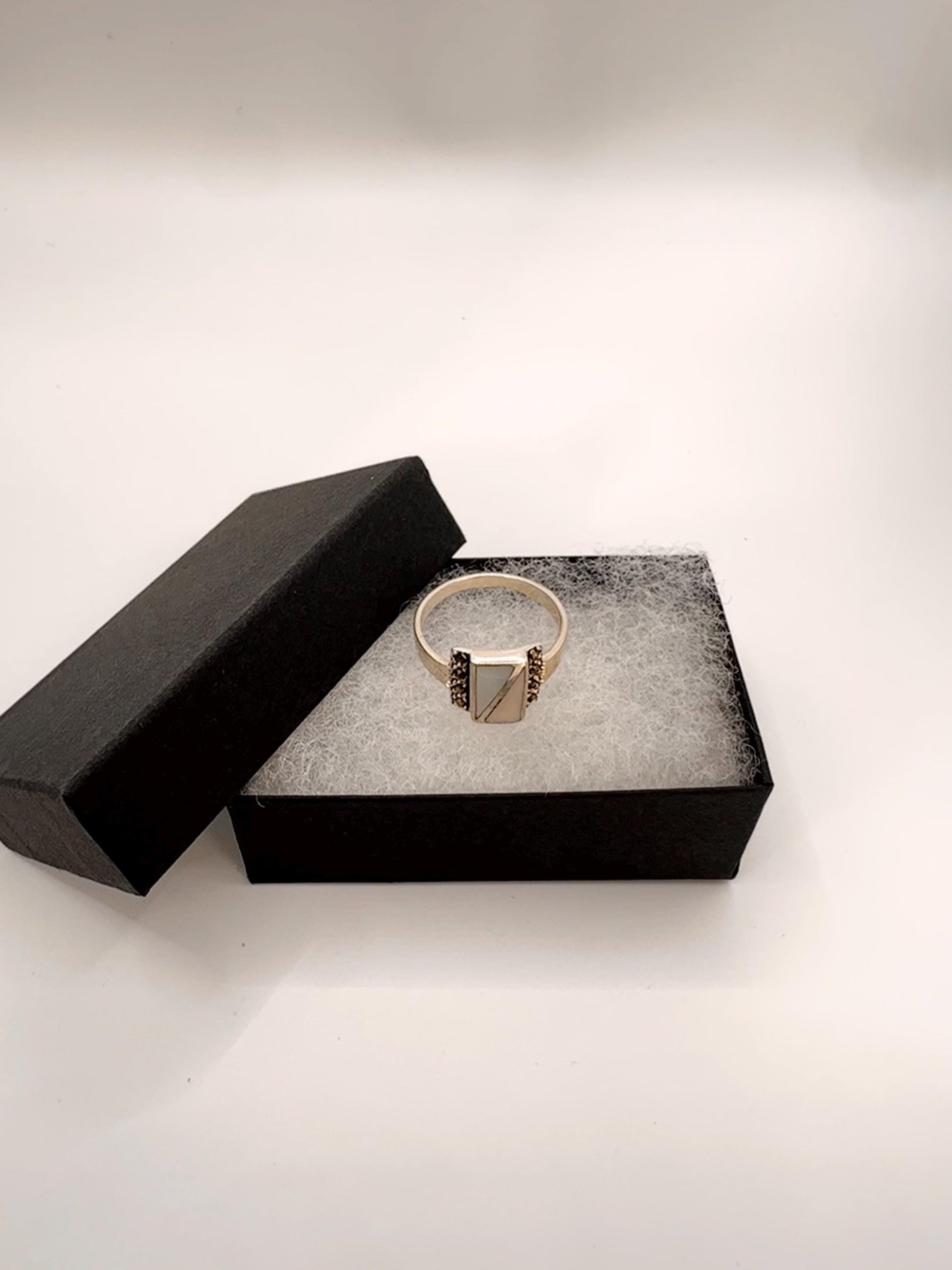 Vintage Mother of Pearl 925 Sterling Silver Marcasite Ring