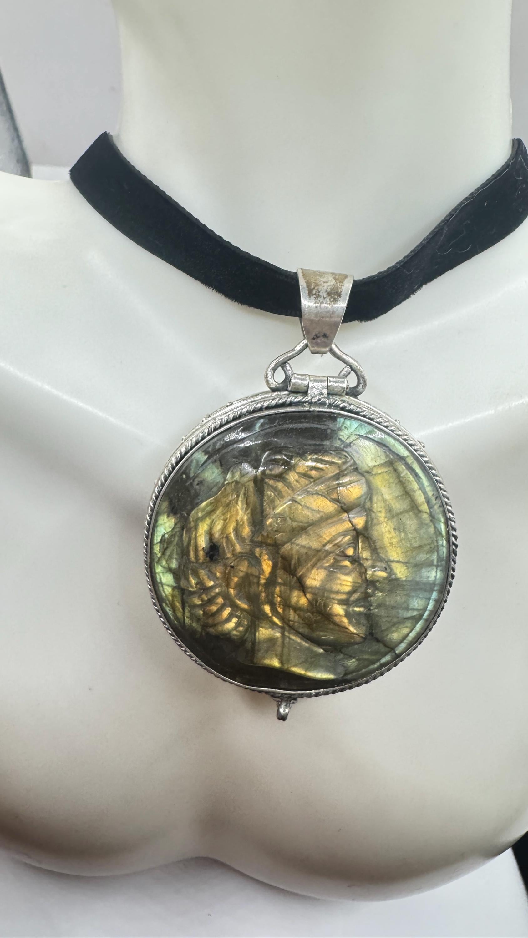 Vintage Silver Genuine Rainbow Labradorite Choker Black Velvet Necklace.