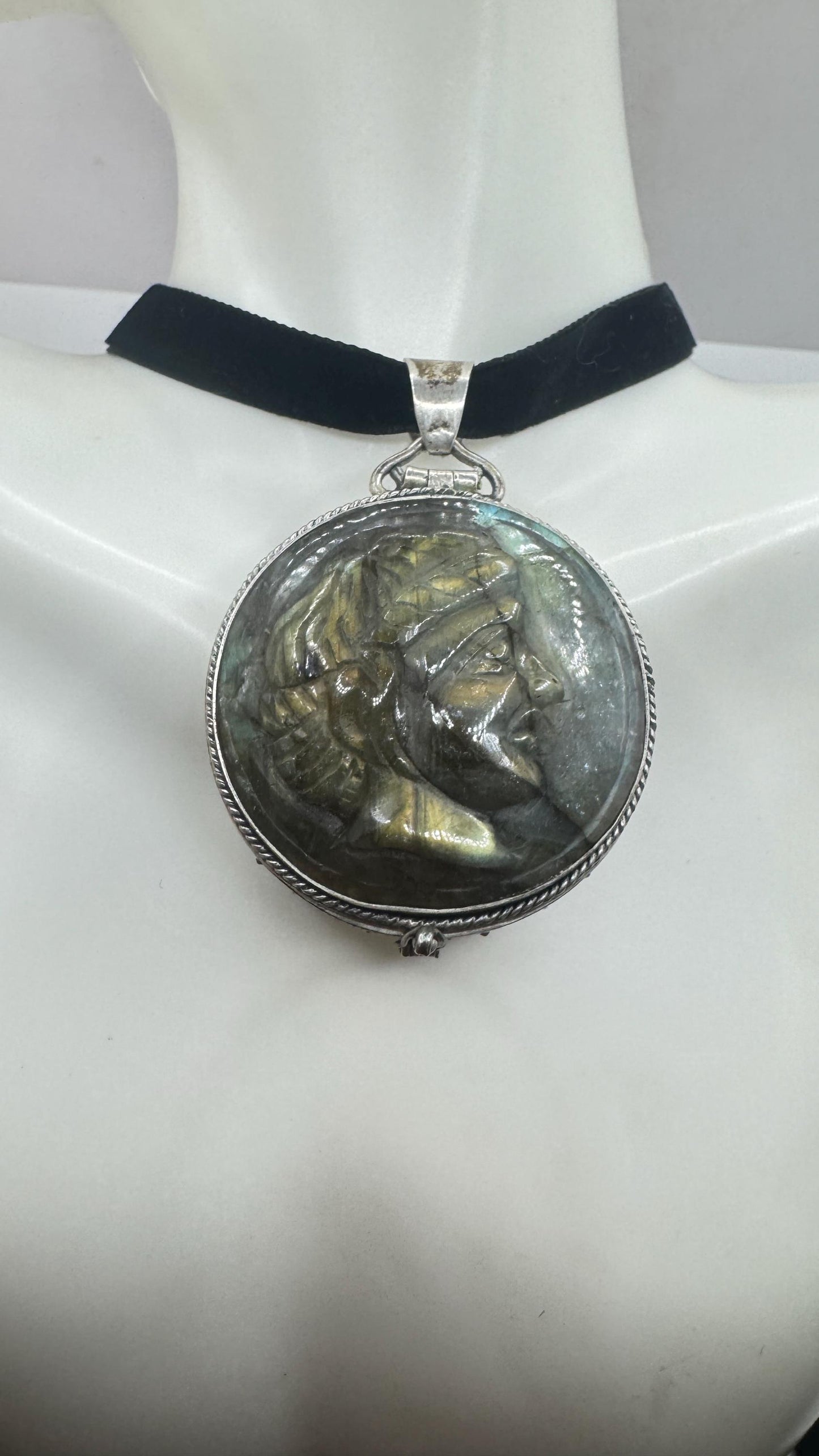 Vintage Silver Genuine Rainbow Labradorite Choker Black Velvet Necklace.