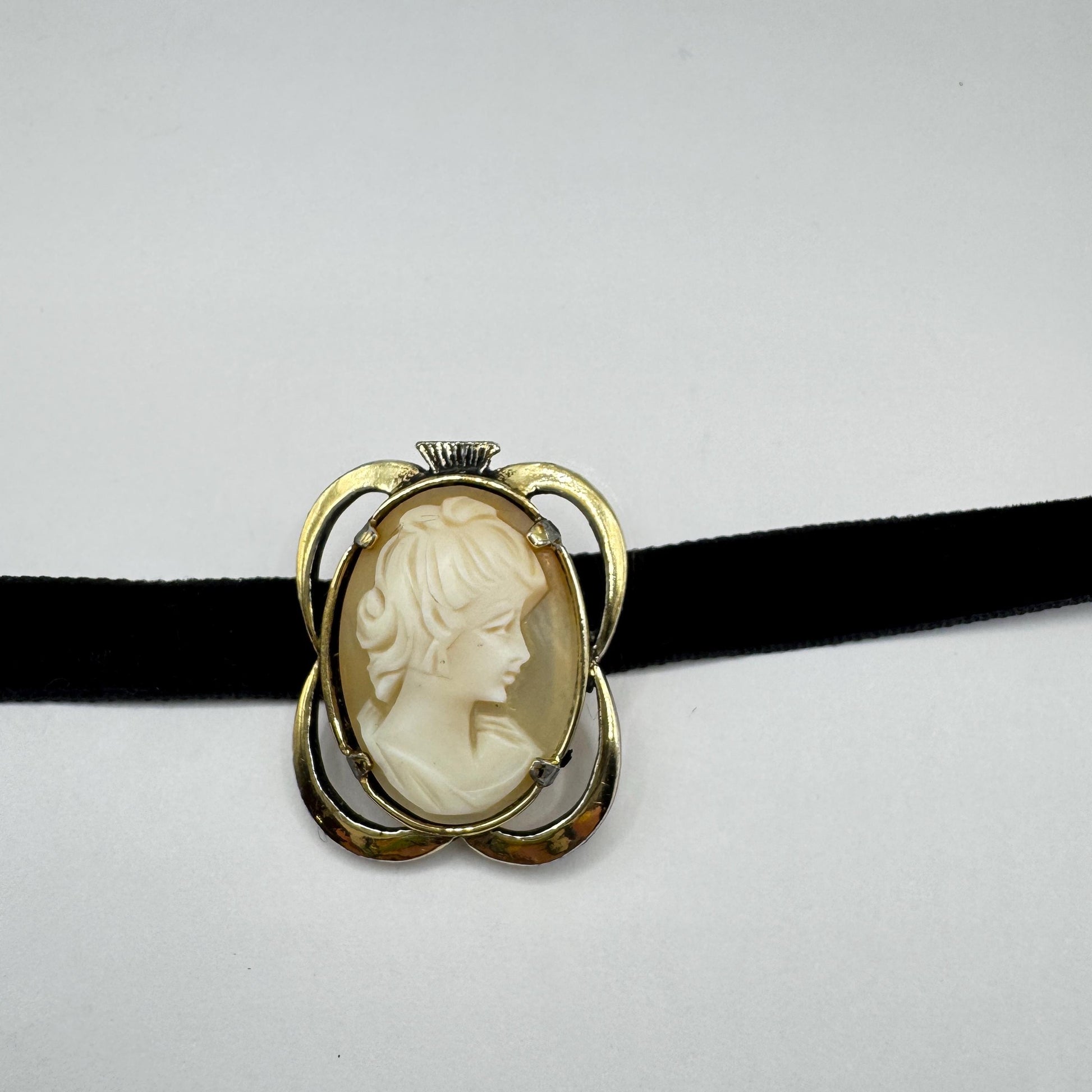 Vintage Shell Cameo Yellow Golden Finished Brooch Pin Black Velvet Choker