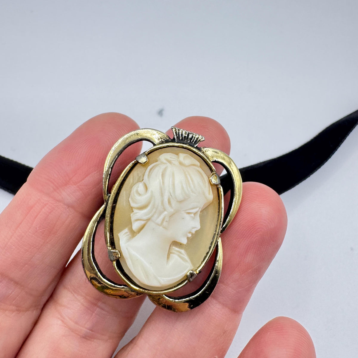 Vintage Shell Cameo Yellow Golden Finished Brooch Pin Black Velvet Choker