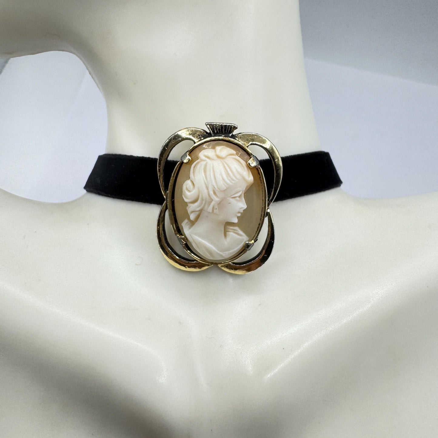 Vintage Shell Cameo Yellow Golden Finished Brooch Pin Black Velvet Choker
