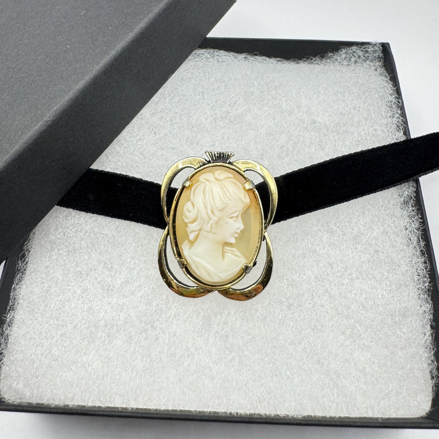 Vintage Shell Cameo Yellow Golden Finished Brooch Pin Black Velvet Choker